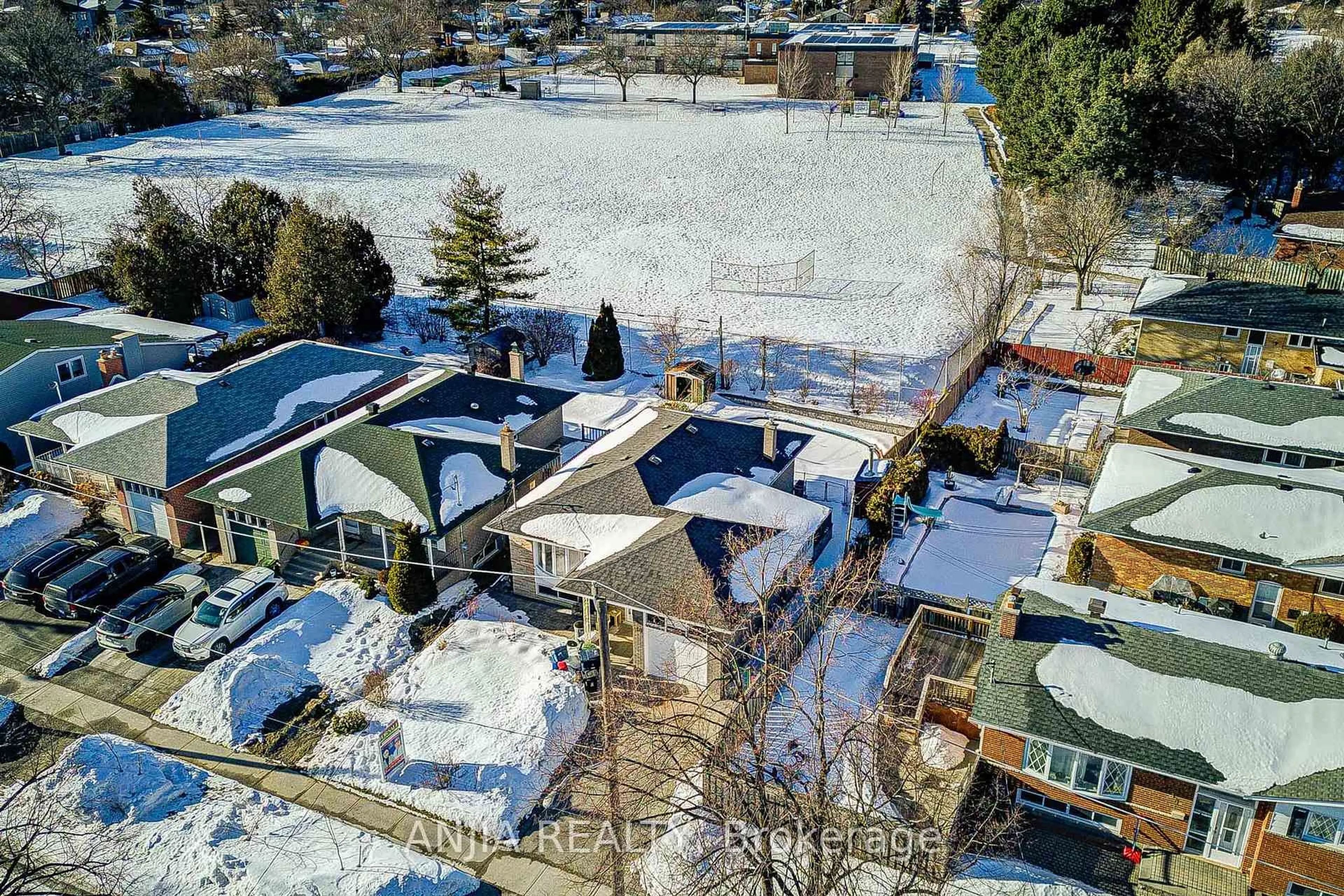 A pic from outside/outdoor area/front of a property/back of a property/a pic from drone, street for 36 Birchard St, Toronto Ontario M1T 1Z2