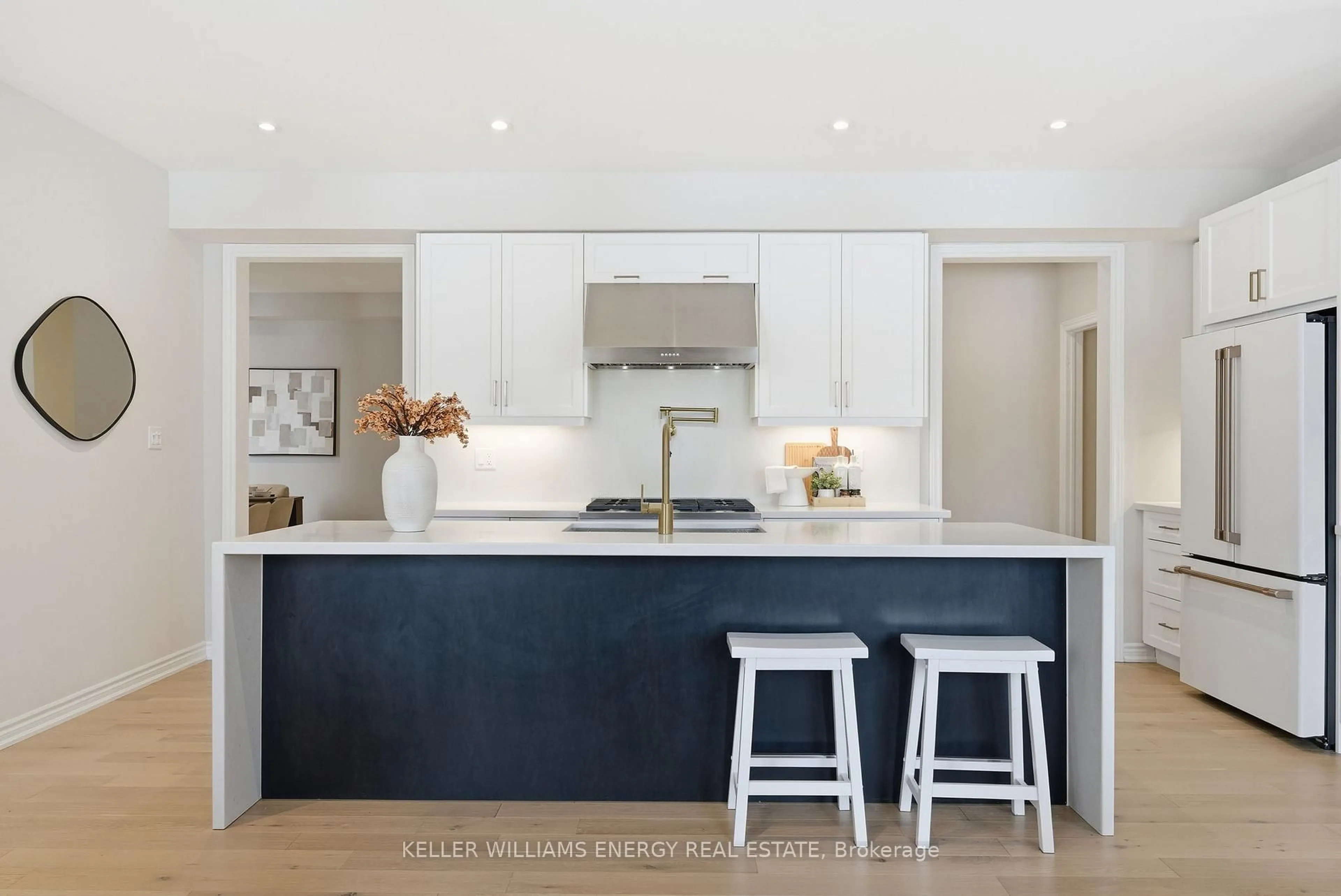 Contemporary kitchen, unknown for 44 Priory Dr, Whitby Ontario L1P 0L1