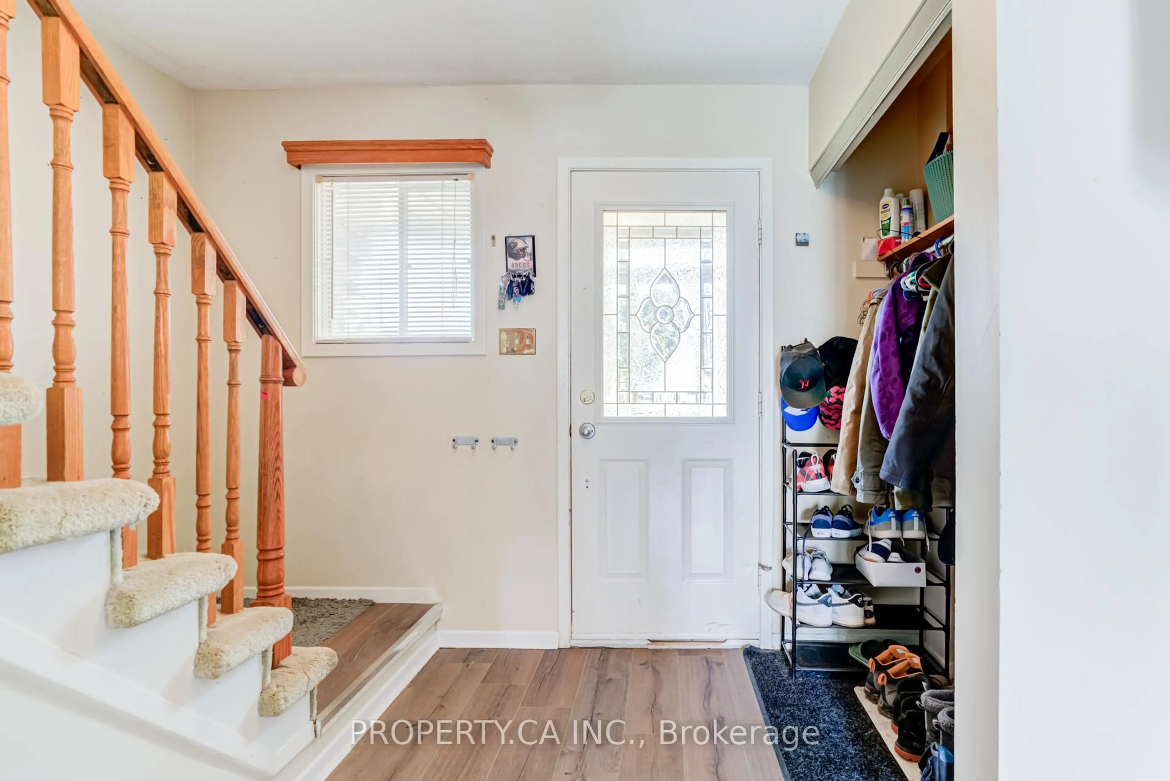 Indoor entryway for 6 Hendley Dr, Ajax Ontario L1T 2C6