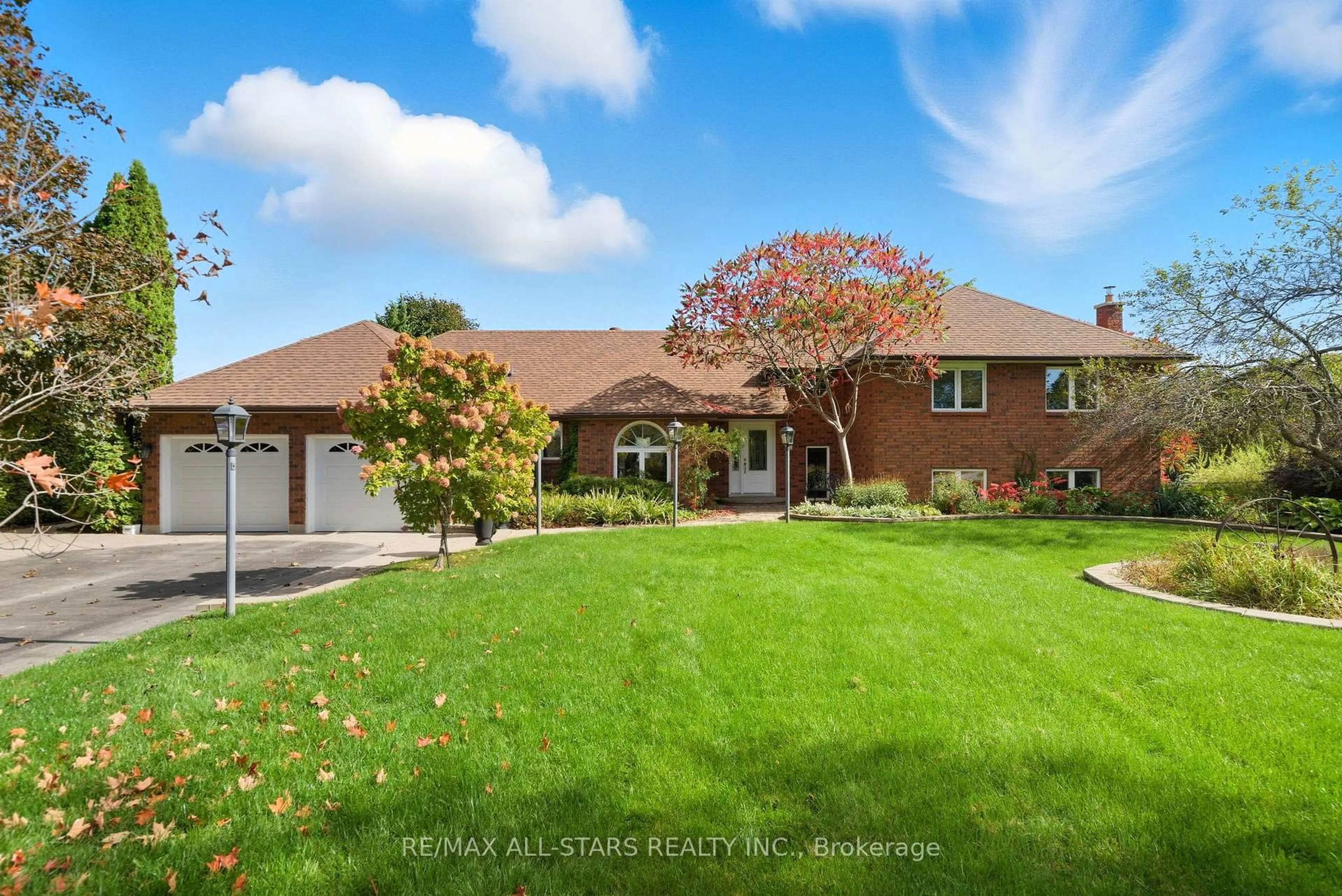 A pic from outside/outdoor area/front of a property/back of a property/a pic from drone, street for 242 Stephenson Point Rd, Scugog Ontario L9L 1B4