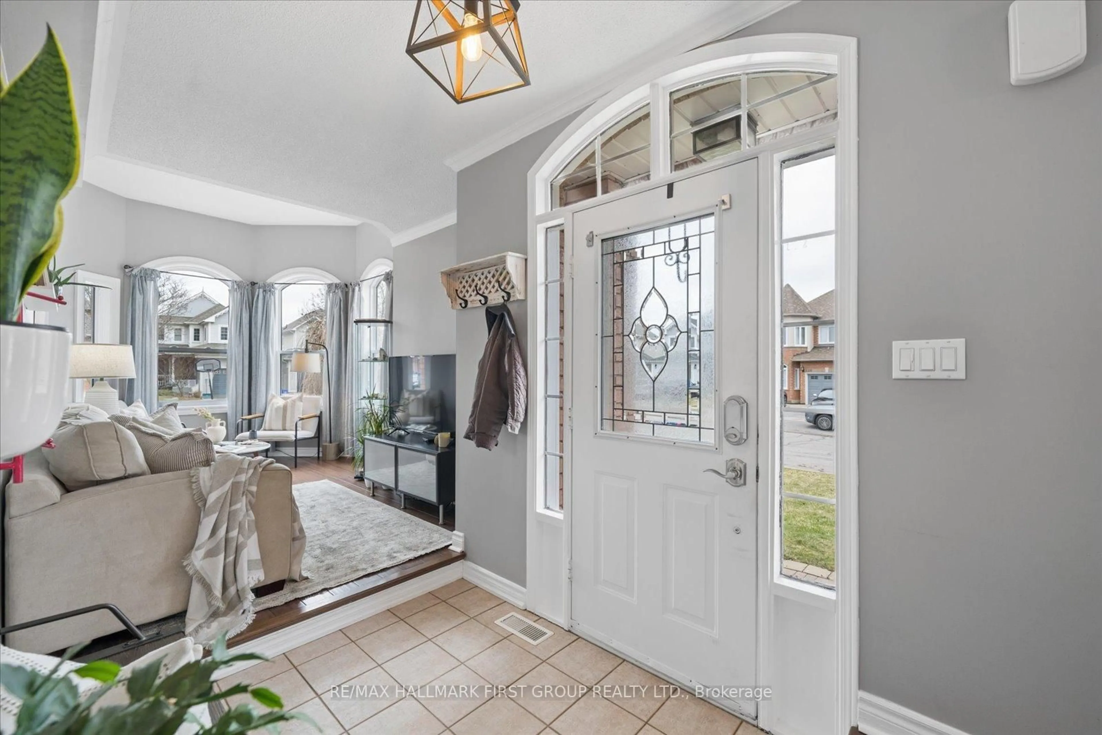 Indoor entryway for 105 Zachary Pl, Whitby Ontario L1M 1E2