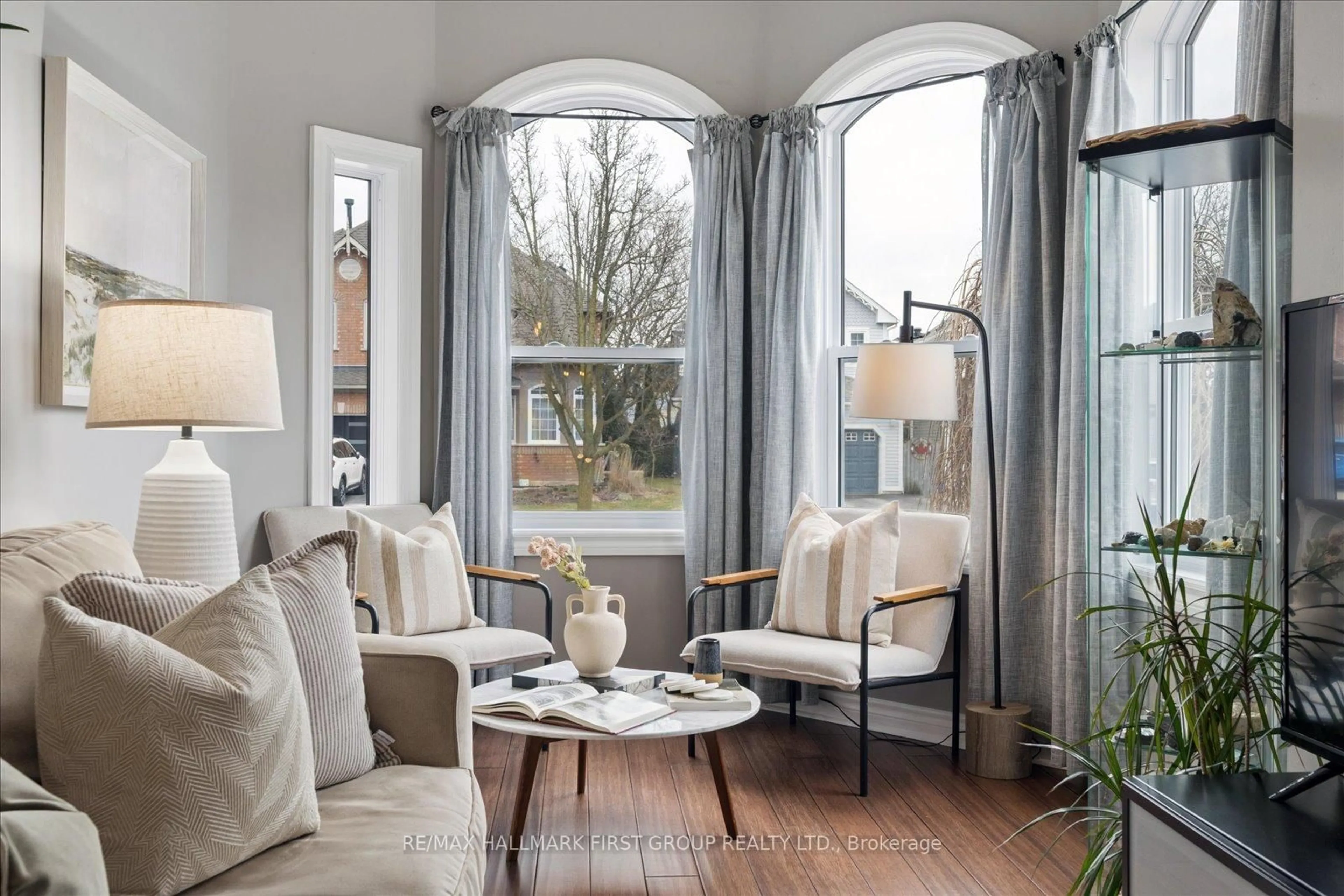 Living room with furniture, unknown for 105 Zachary Pl, Whitby Ontario L1M 1E2