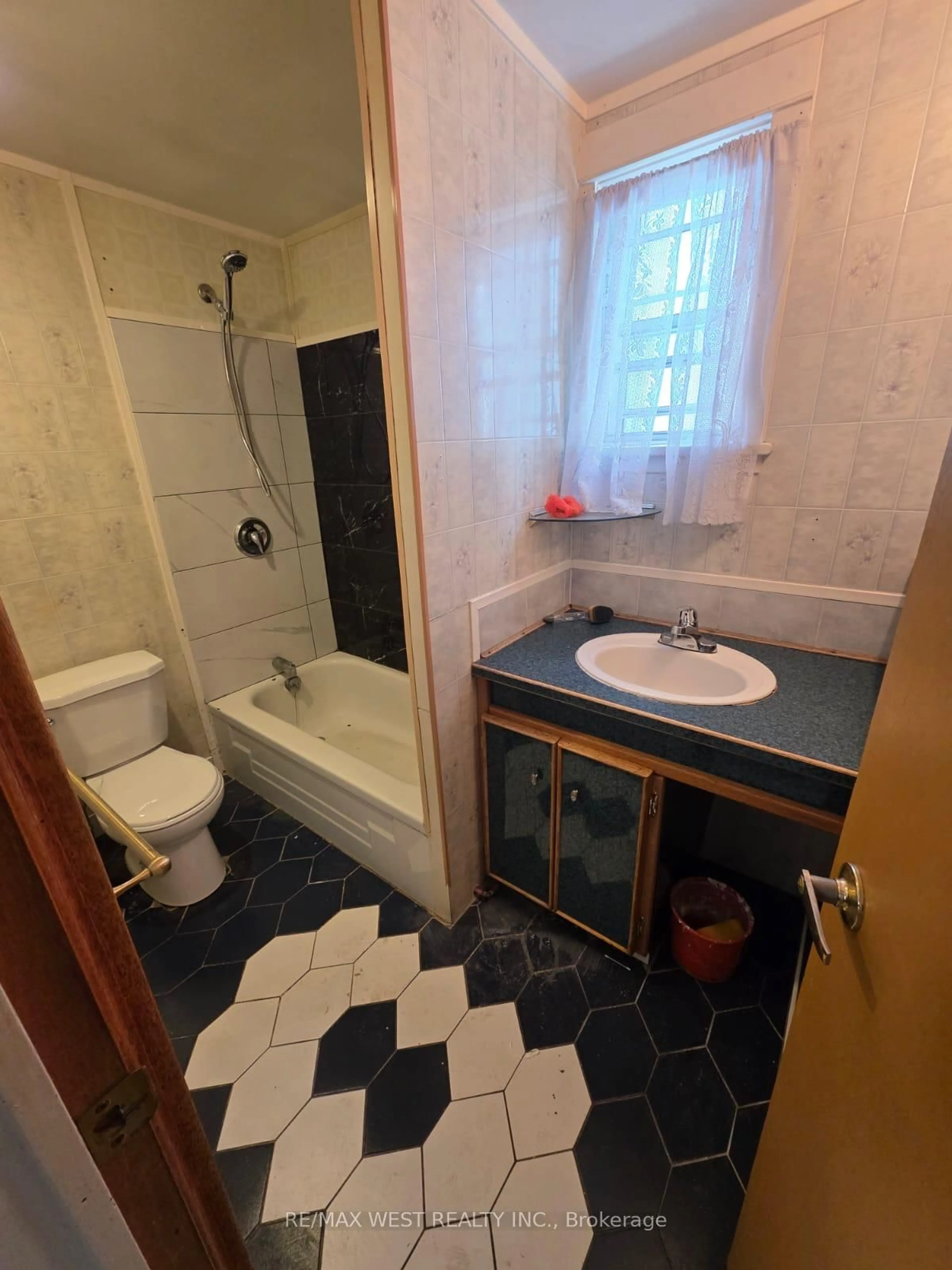 Standard bathroom, floor is not visible for 160 King Edward Ave, Toronto Ontario M4C 5J8