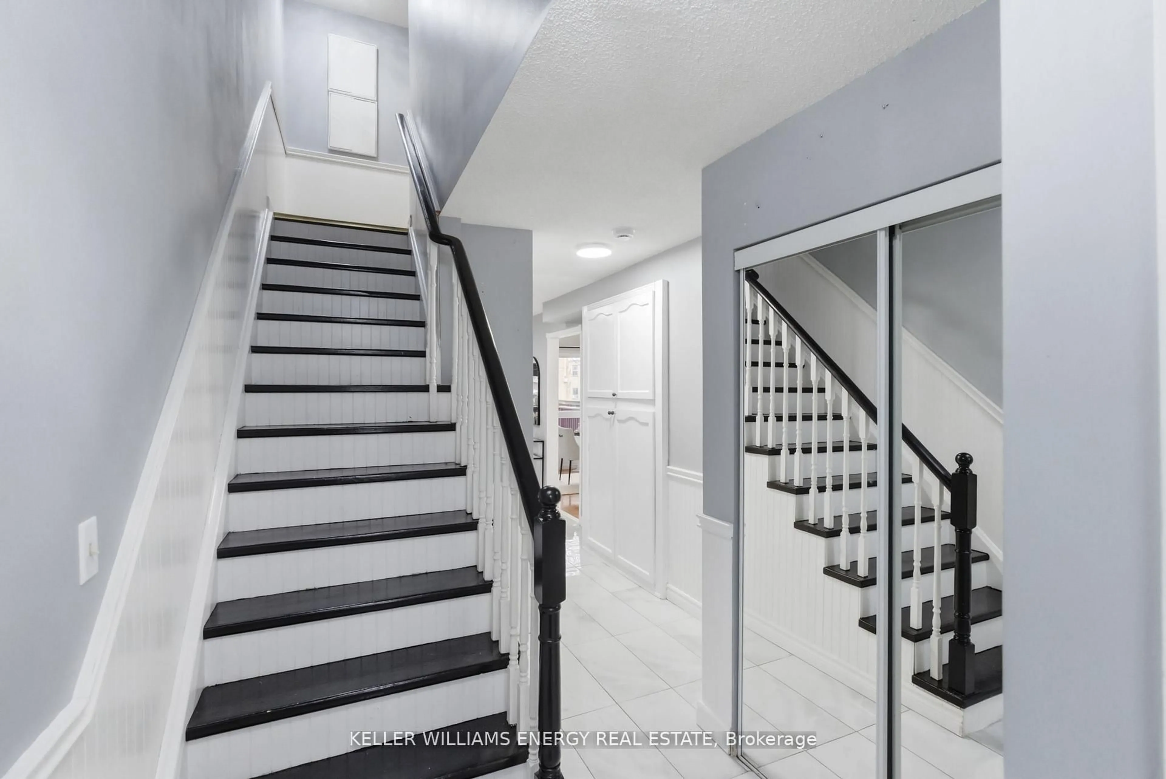 Stairs for 332 Elgin St, Oshawa Ontario L1J 2P3