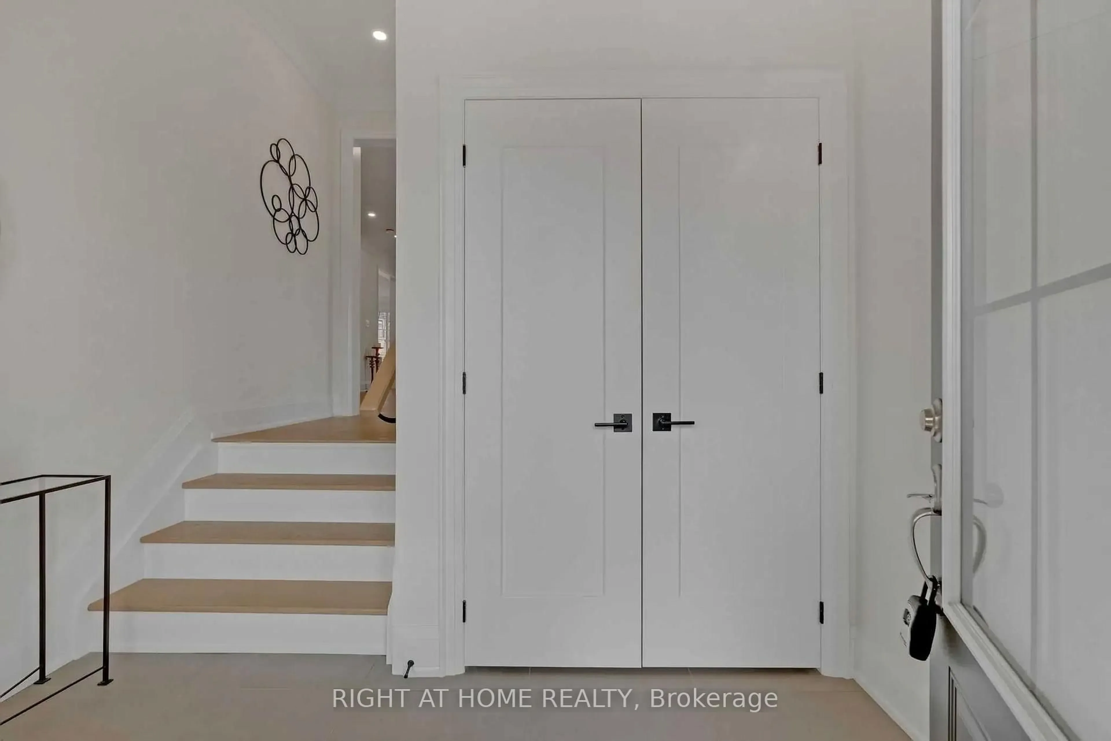 Indoor entryway for 135 Courvier Cres, Clarington Ontario L1C 0E8