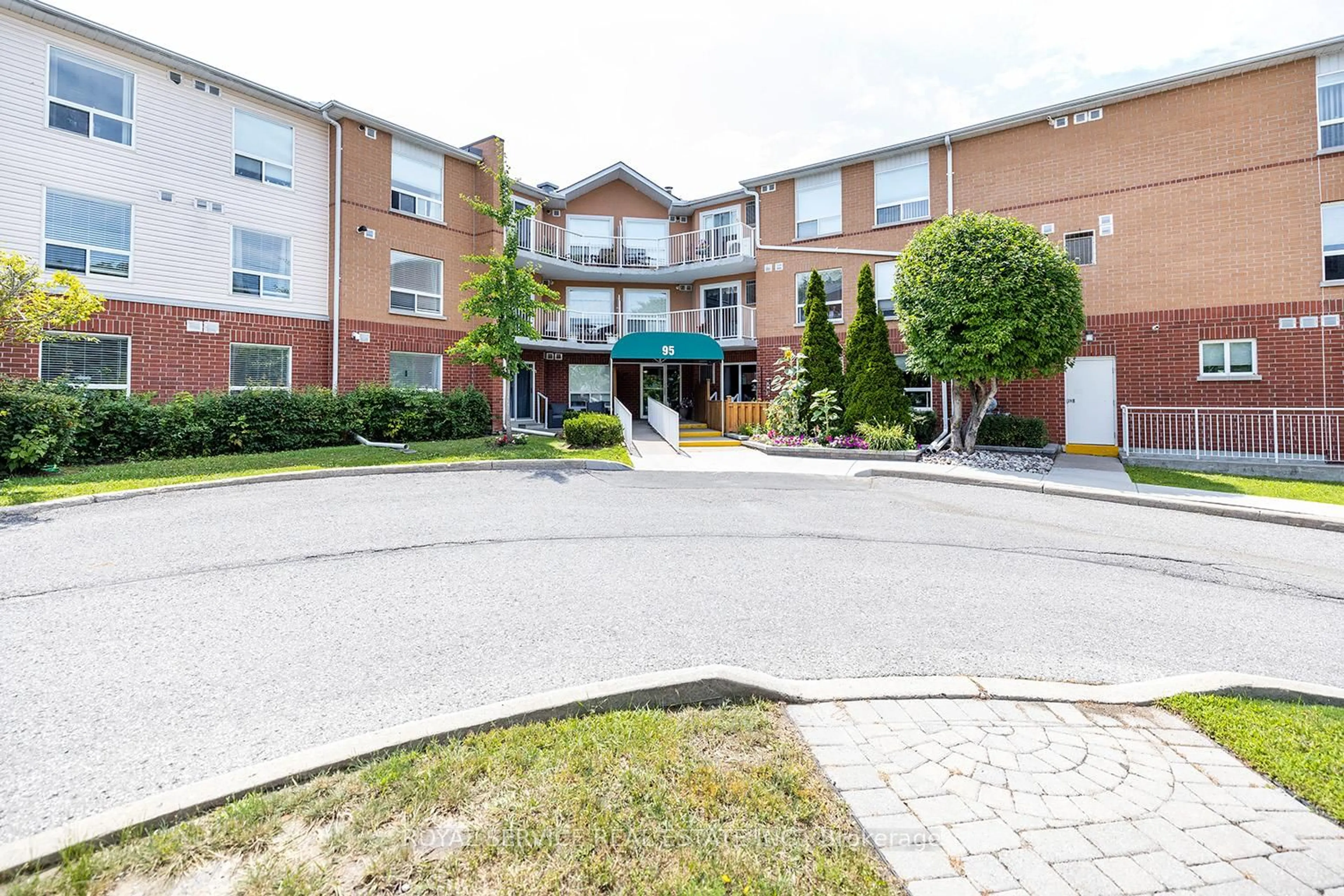 Patio, street for 95 Wellington St #208, Clarington Ontario L1C 5A1
