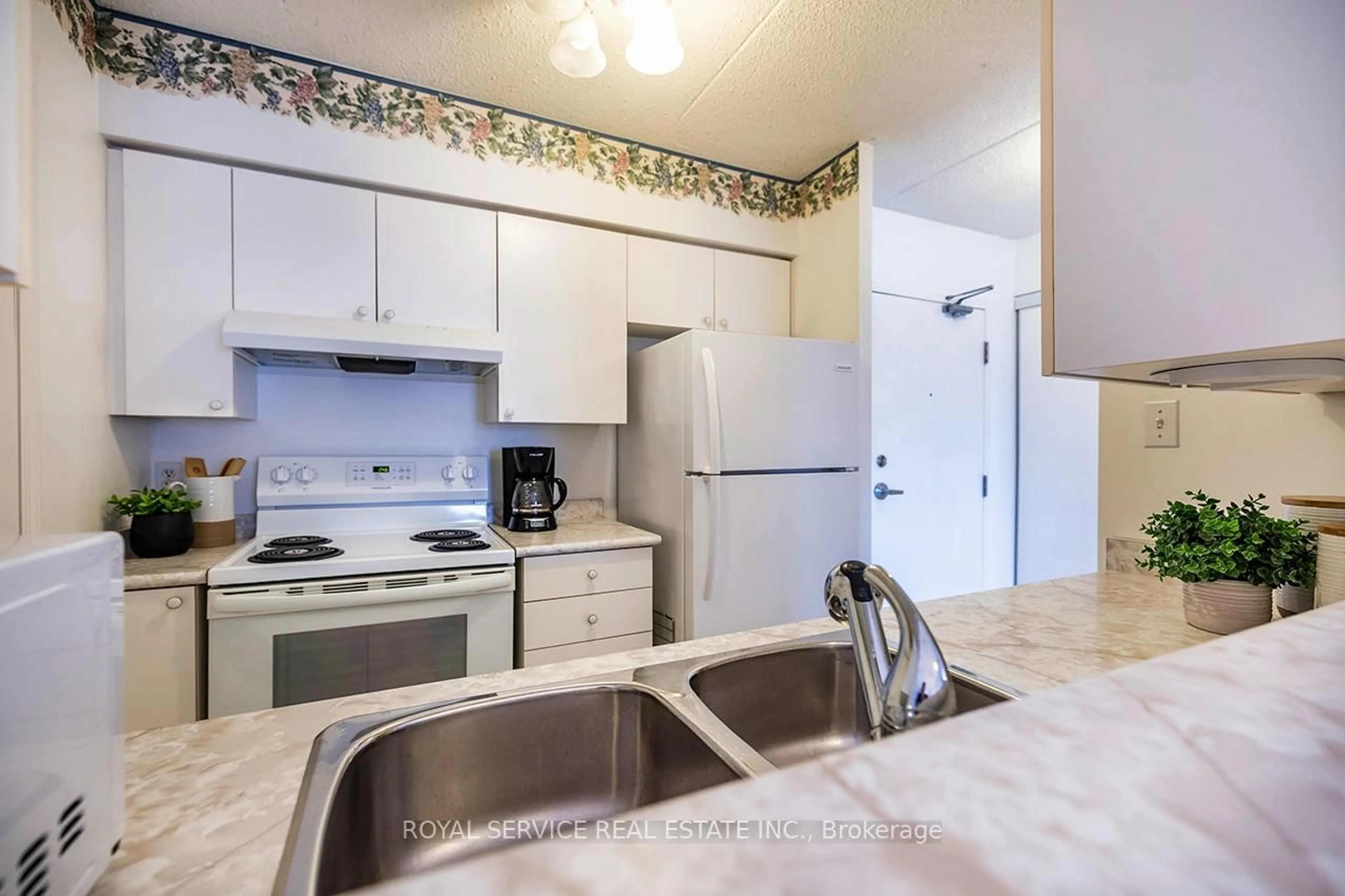 Standard kitchen, unknown for 95 Wellington St #208, Clarington Ontario L1C 5A1