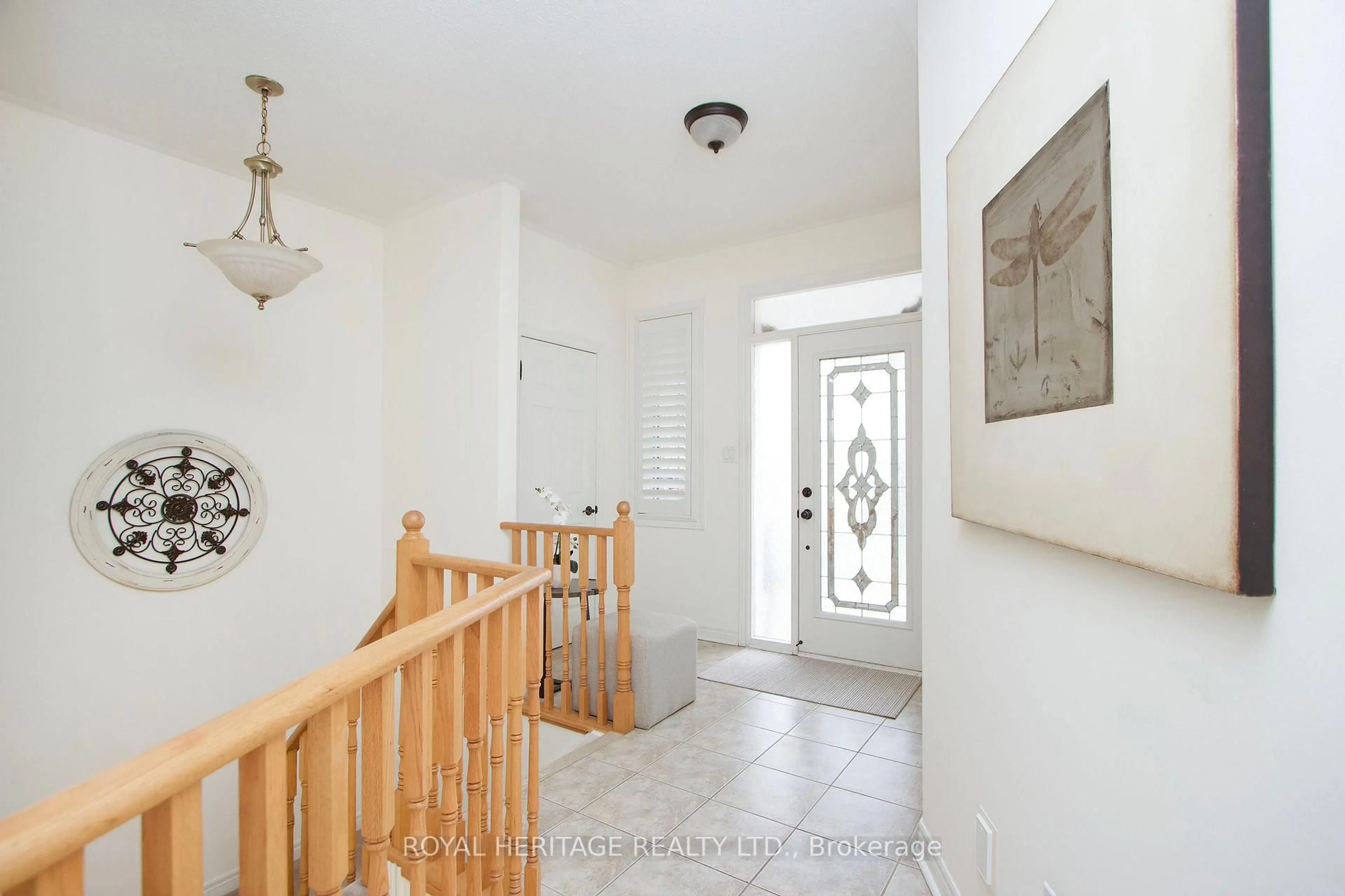Indoor entryway for 65 Chimney Hill Way, Scugog Ontario L9L 2E1
