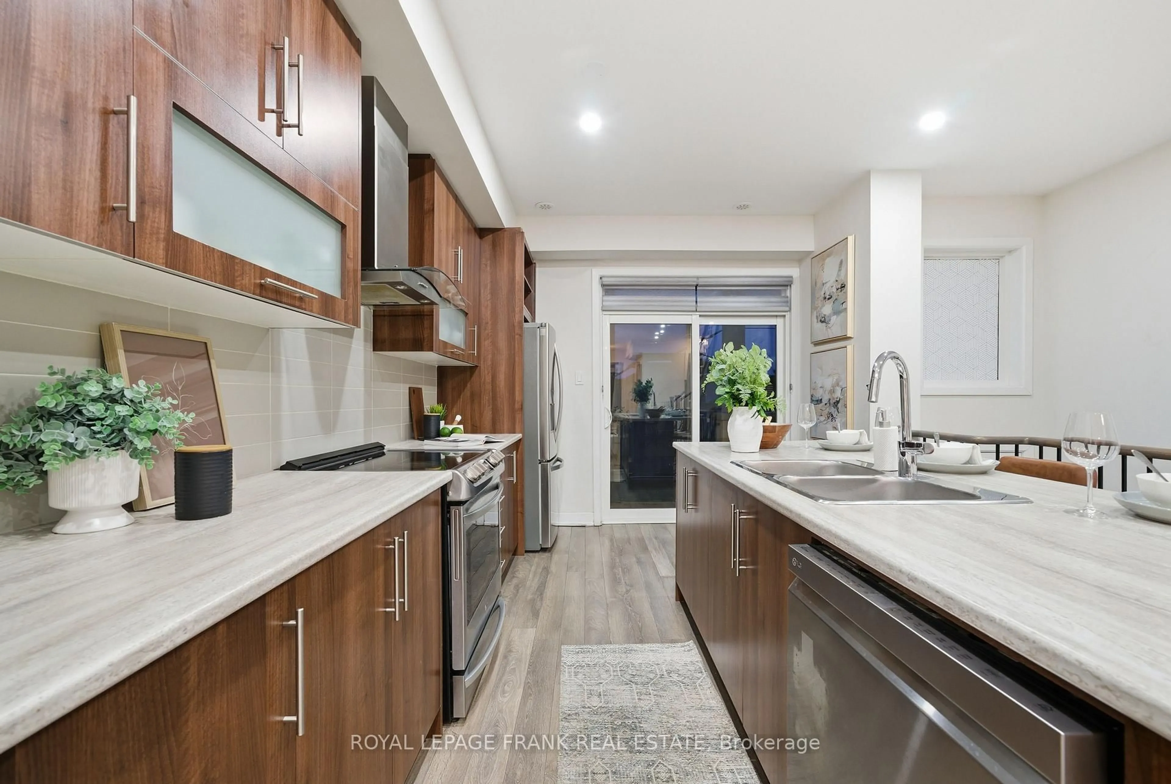 Contemporary kitchen, unknown for 33 Donald Fleming Way #65, Whitby Ontario L1R 0N8