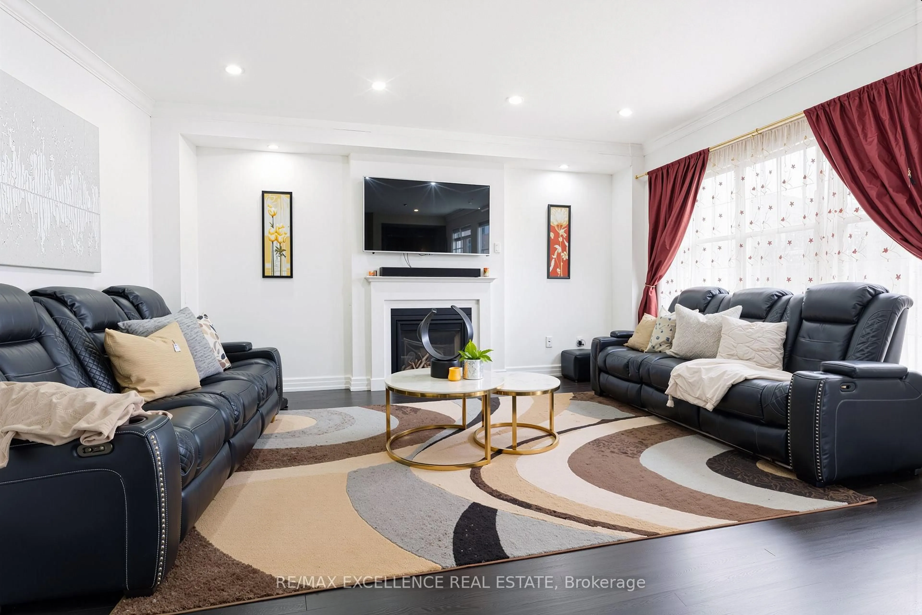 Living room with furniture, unknown for 10 Pennine Dr, Whitby Ontario L1P 0C3