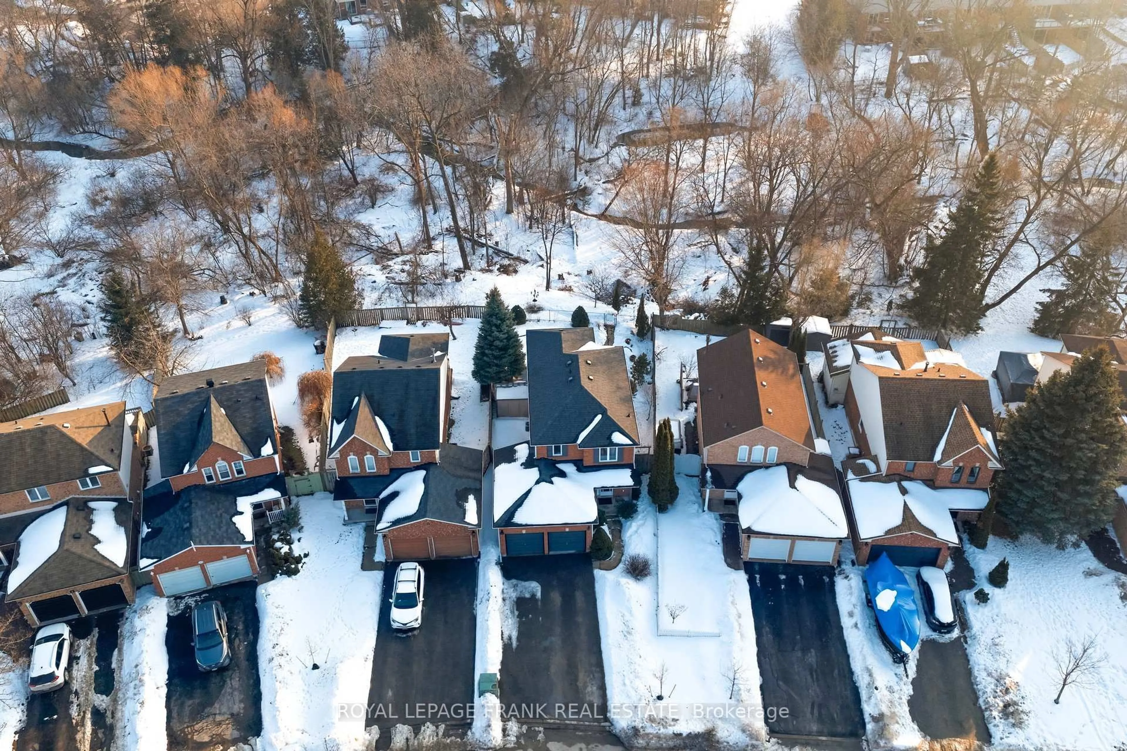 A pic from outside/outdoor area/front of a property/back of a property/a pic from drone, street for 9 Royal Pines Crt, Clarington Ontario L1C 4P4