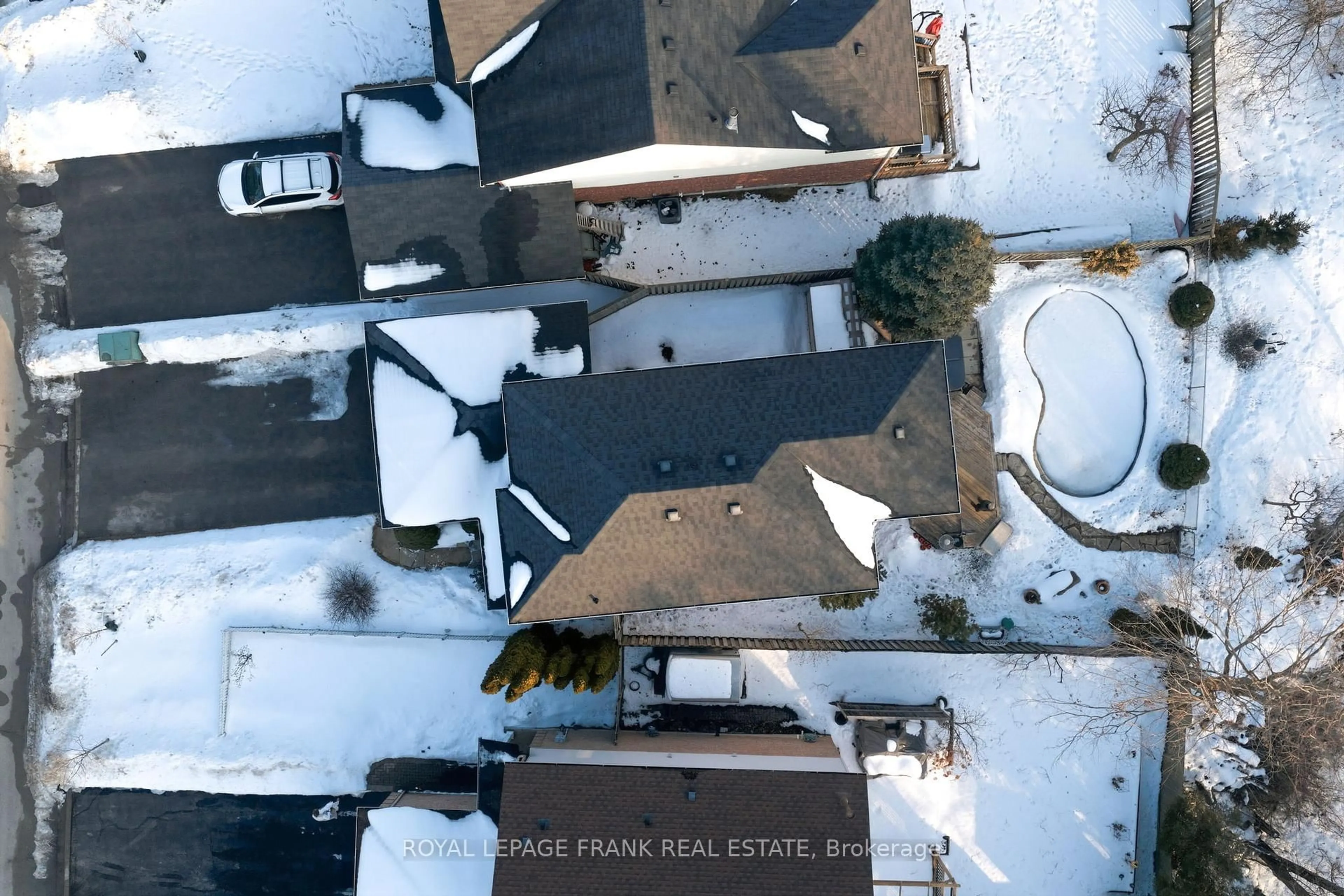 A pic from outside/outdoor area/front of a property/back of a property/a pic from drone, street for 9 Royal Pines Crt, Clarington Ontario L1C 4P4