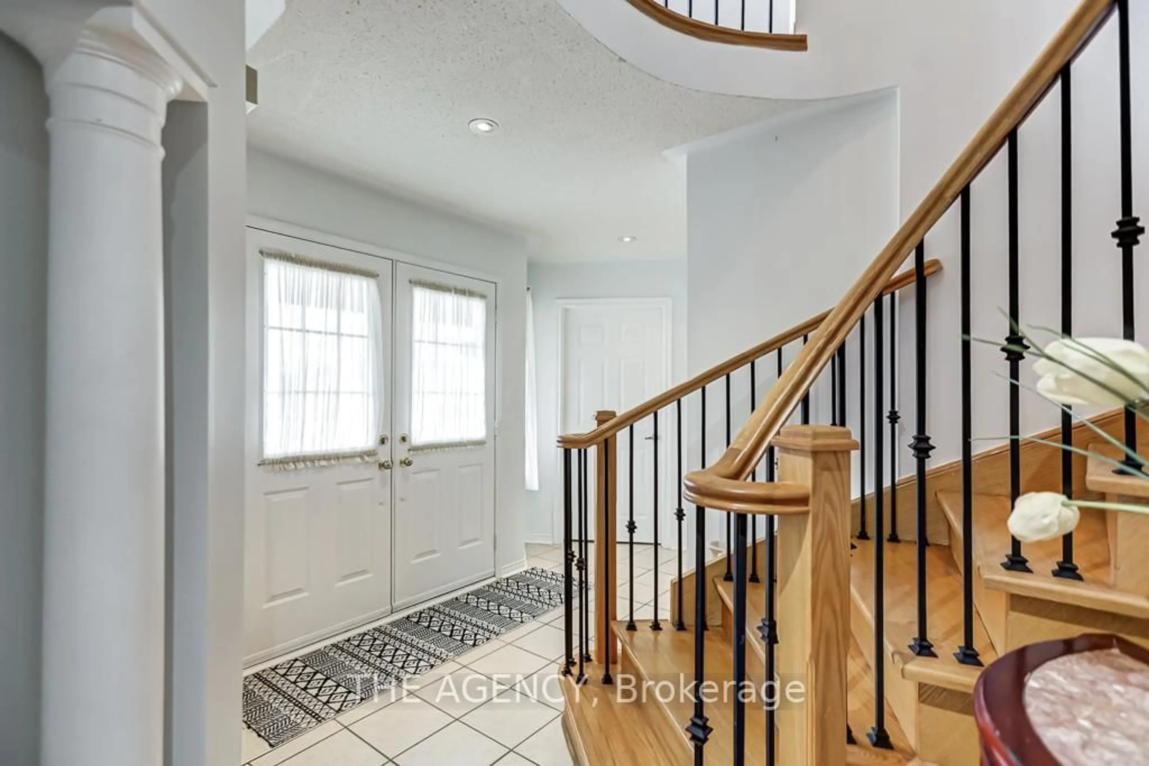 Indoor entryway for 3241 Country Lane, Whitby Ontario L1P 1T5