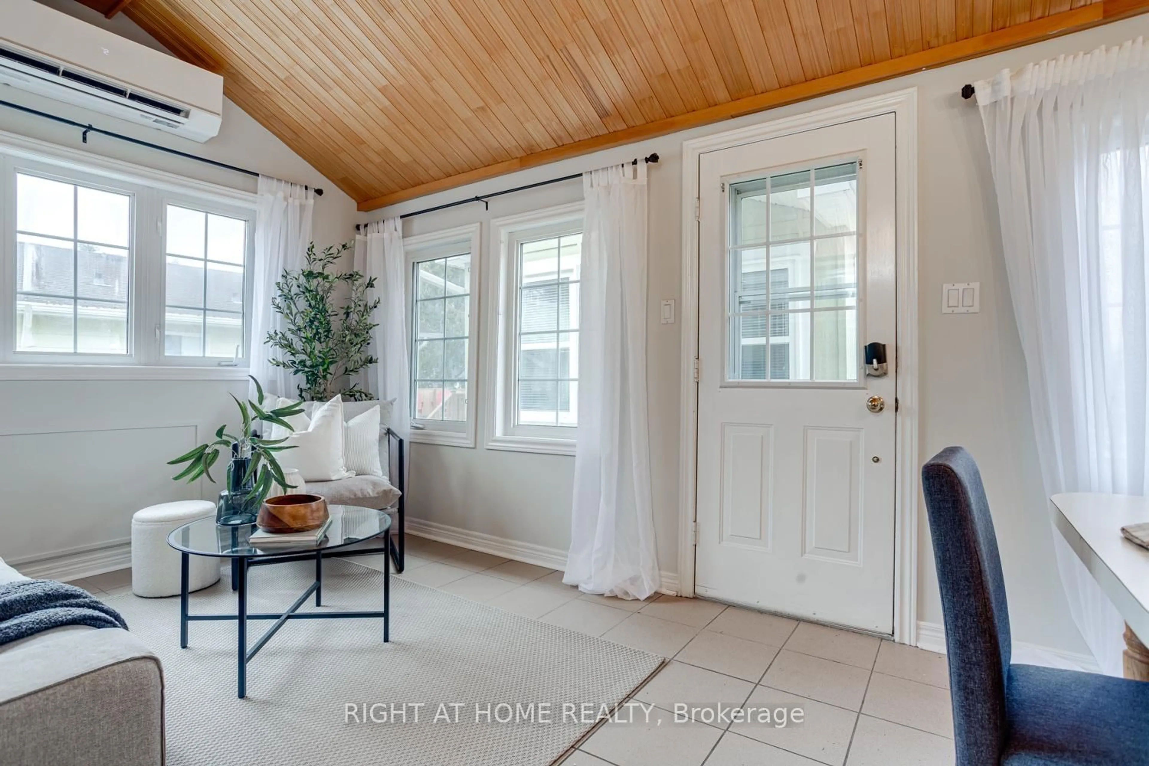 Indoor entryway for 120 Cedar Grove Dr, Scugog Ontario L0B 1E0