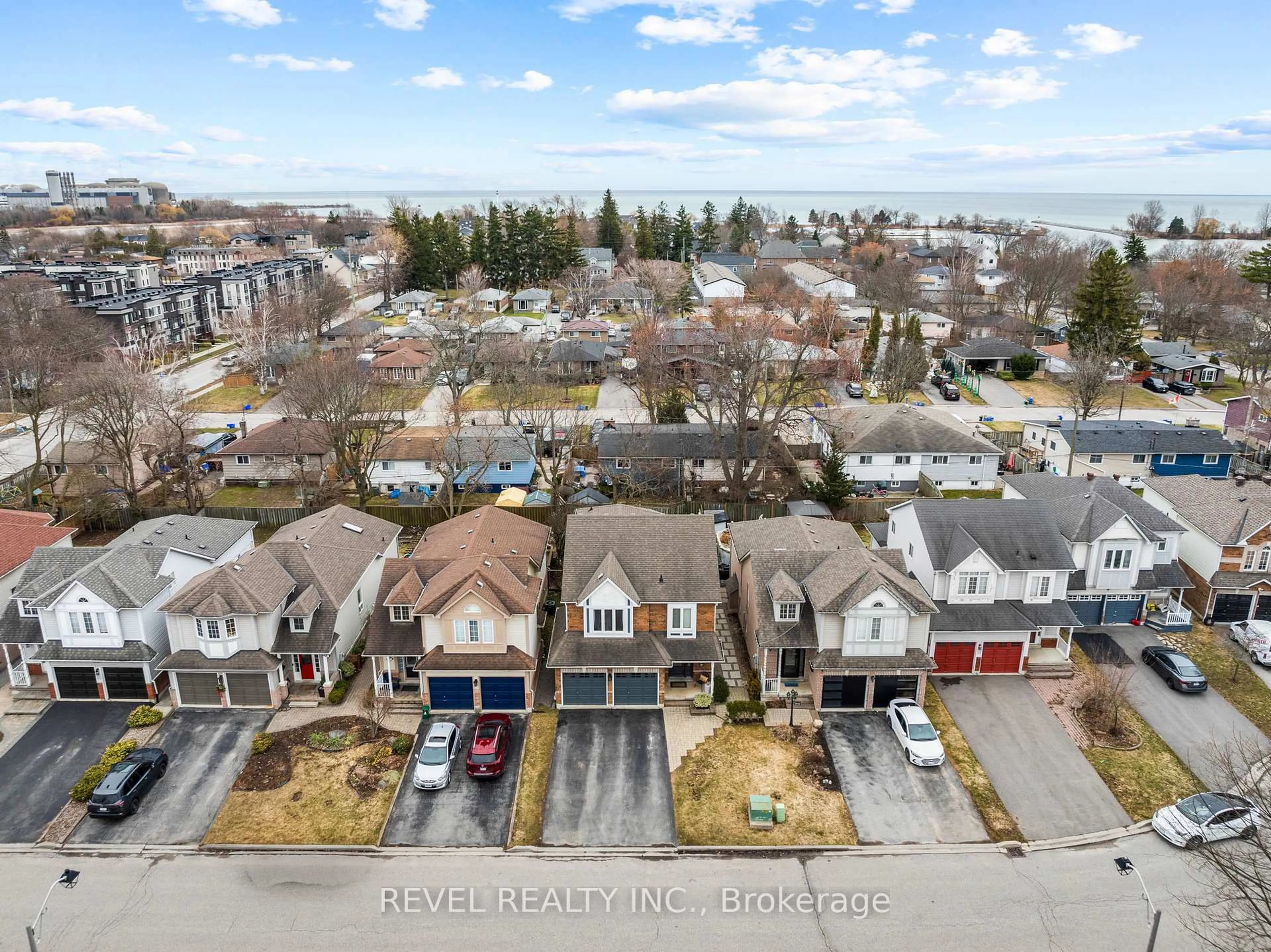 A pic from outside/outdoor area/front of a property/back of a property/a pic from drone, street for 1211 Monica Cook Pl, Pickering Ontario L1W 4A4