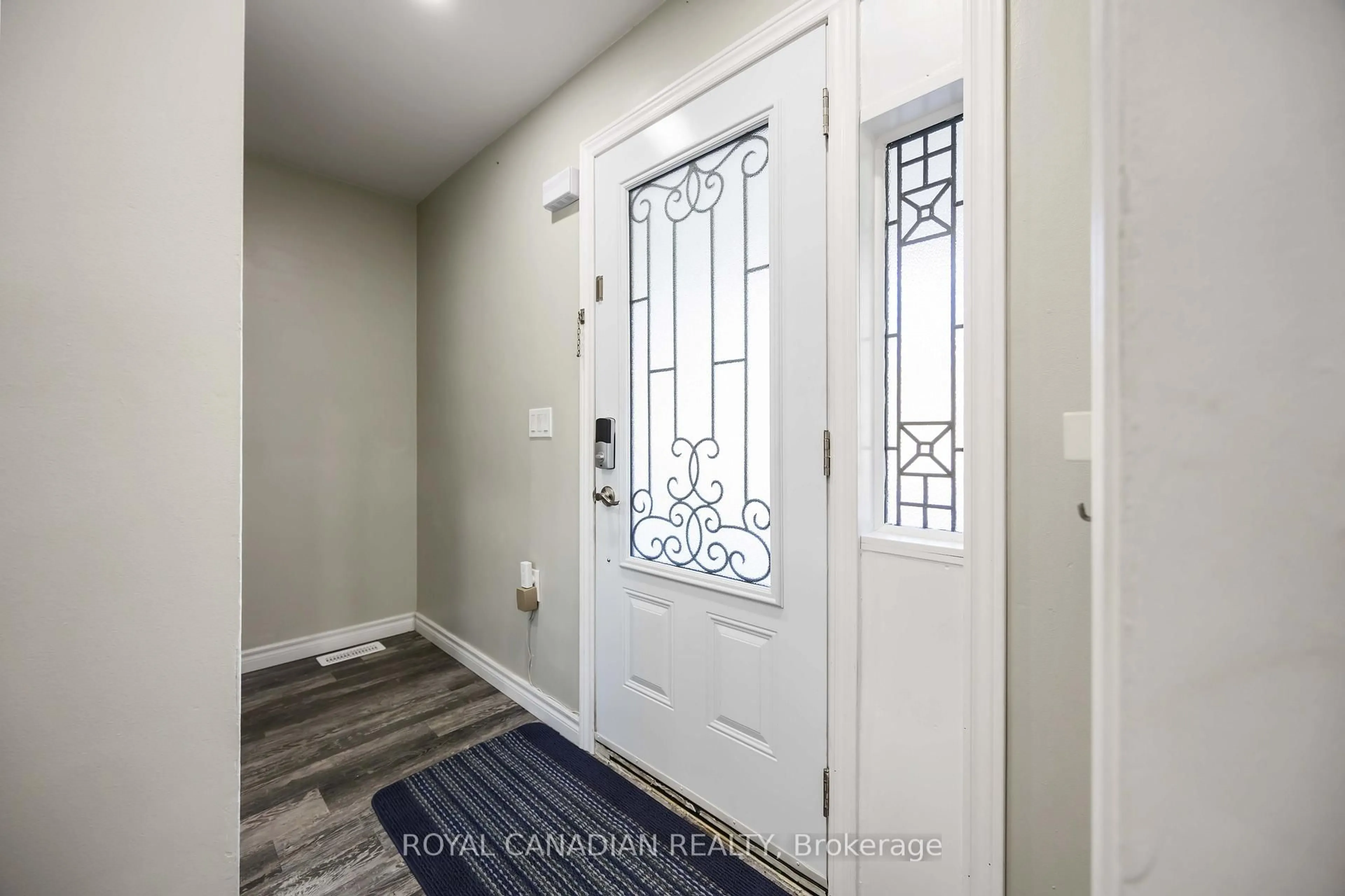 Indoor entryway for 1057 King St, Oshawa Ontario L1H 1H6