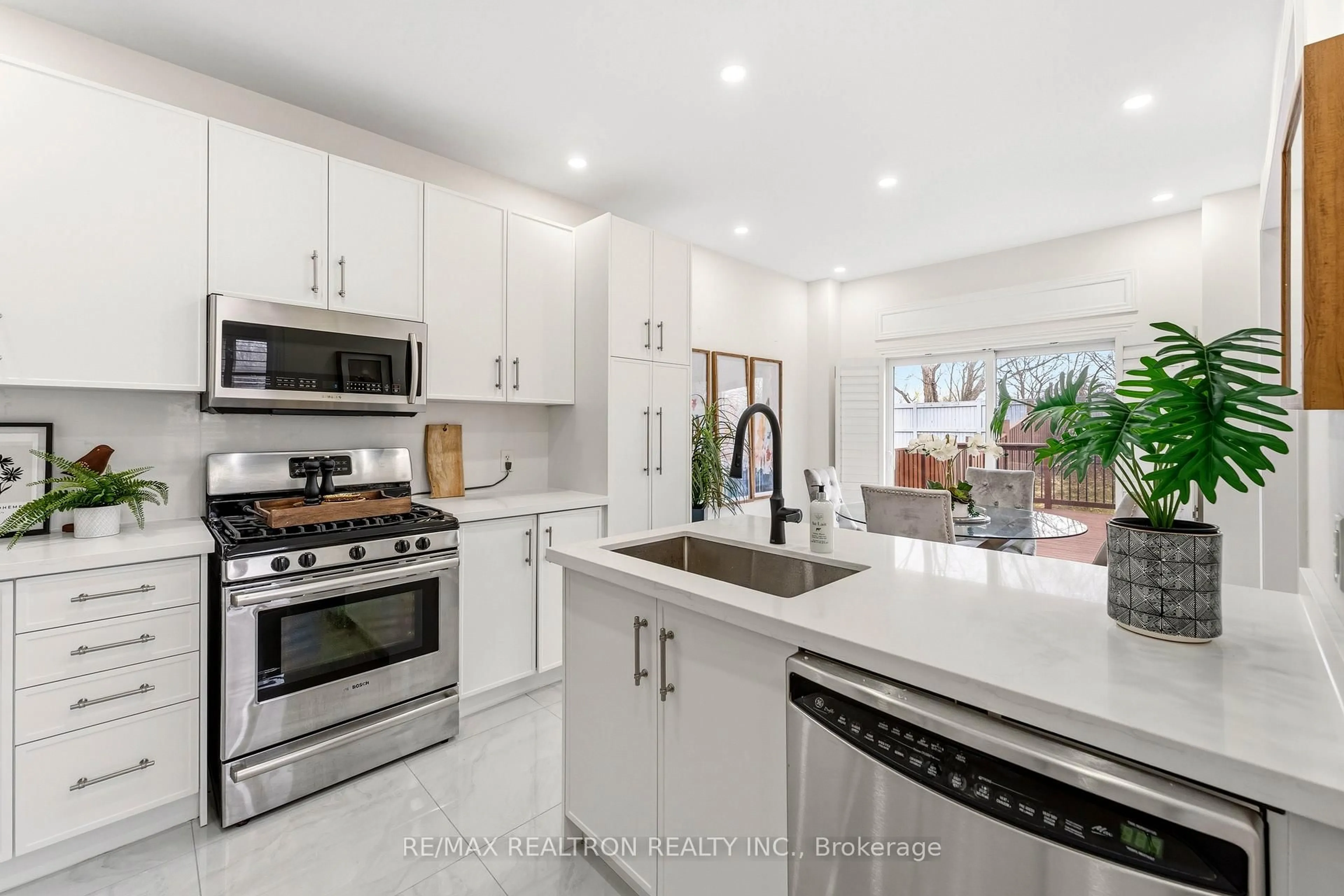 Open concept kitchen, ceramic/tile floor for 30 Glacier Cres, Toronto Ontario M1X 2A8