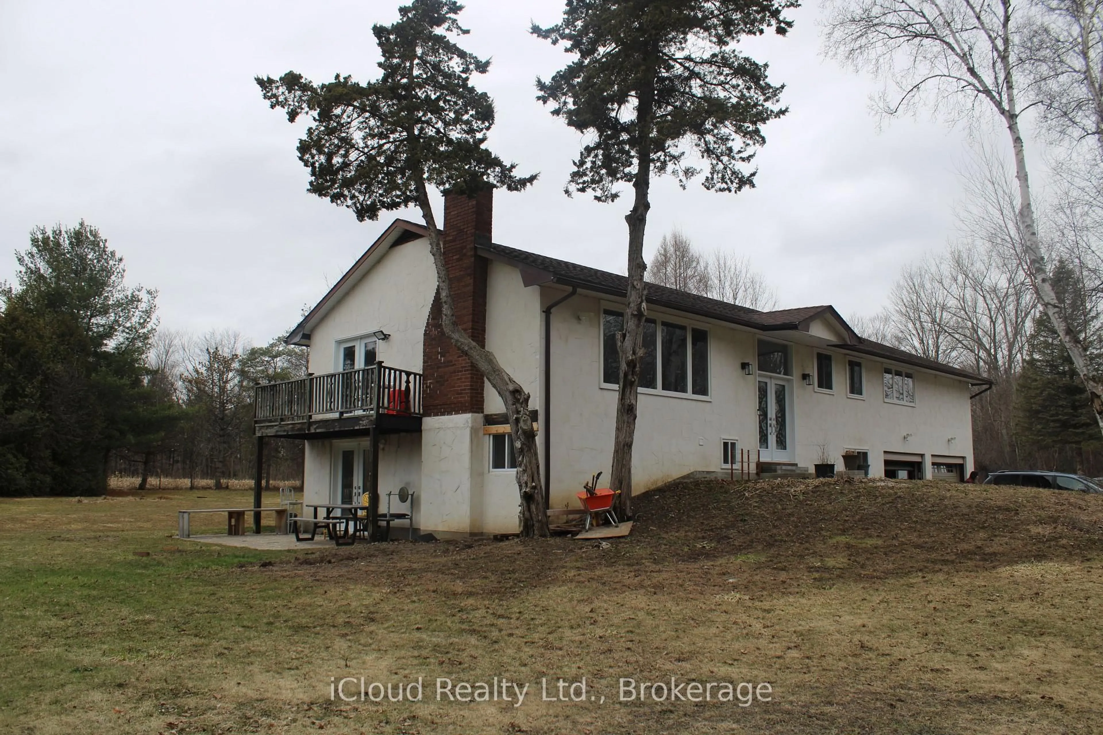 A pic from outside/outdoor area/front of a property/back of a property/a pic from drone, building for 4430 Liberty St, Clarington Ontario L1C 3E6