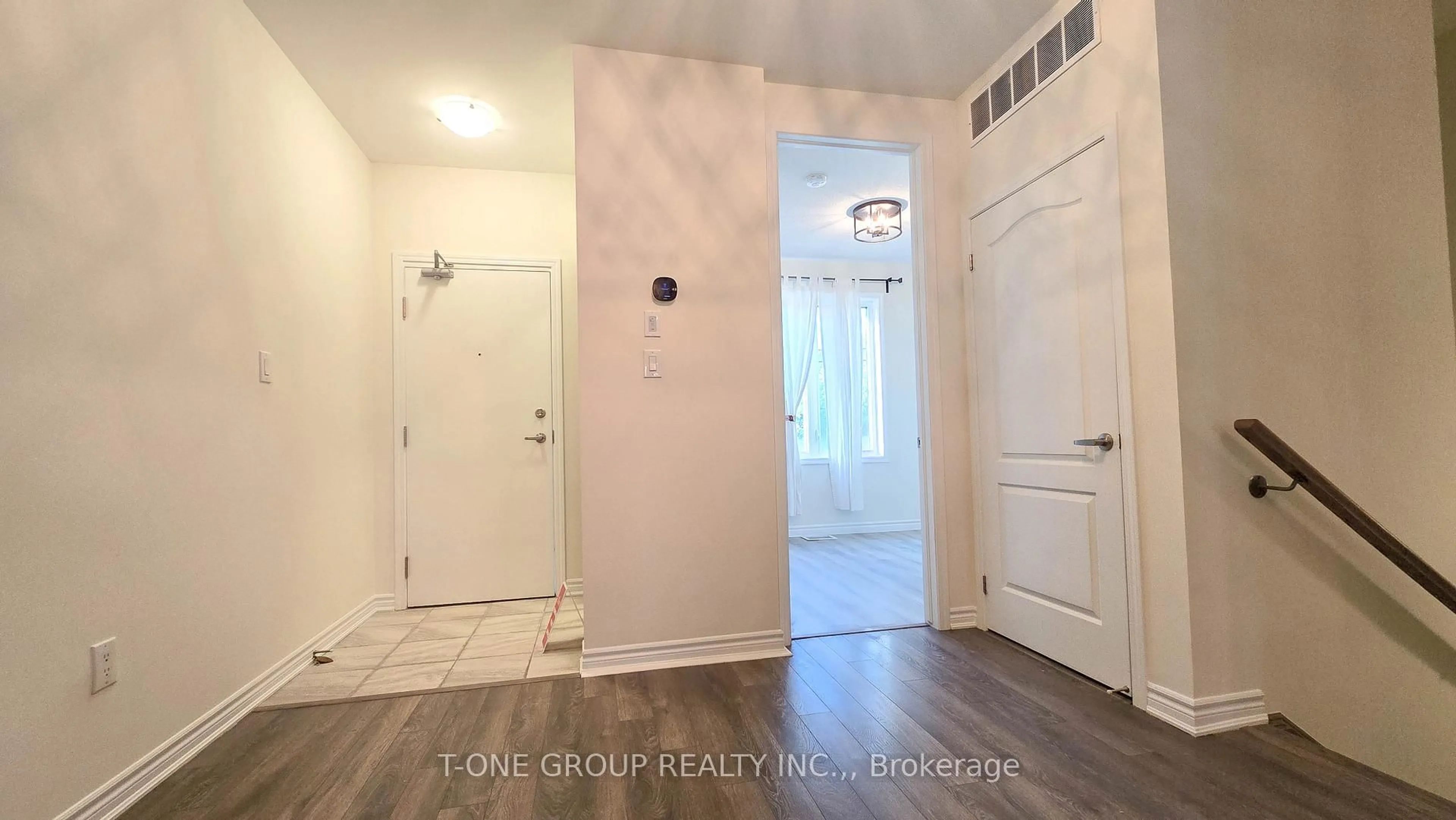 Indoor entryway for 1148 Dragonfly Ave #408, Pickering Ontario L1X 0H5
