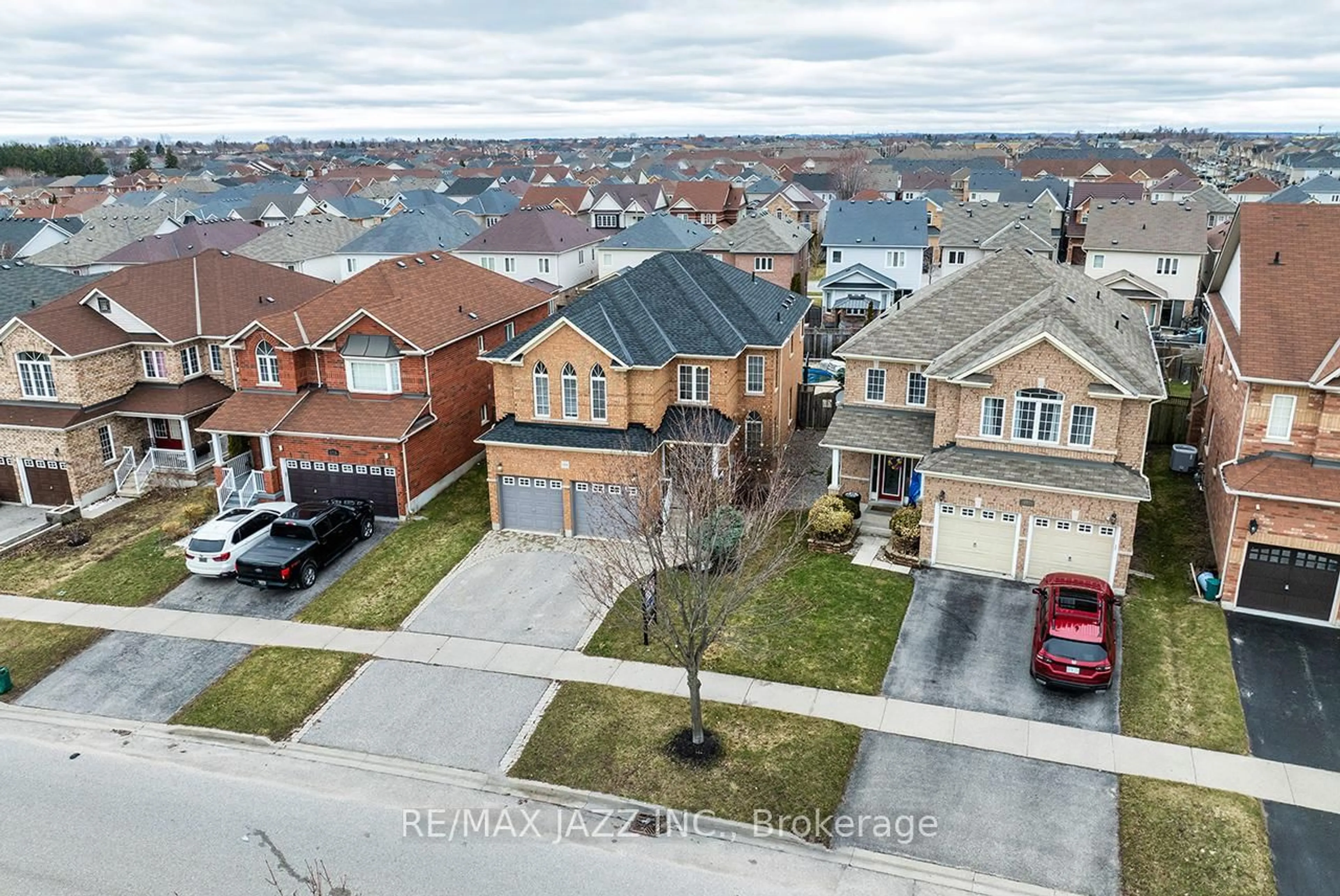 A pic from outside/outdoor area/front of a property/back of a property/a pic from drone, street for 174 Southfield Ave, Clarington Ontario L1E 3K1