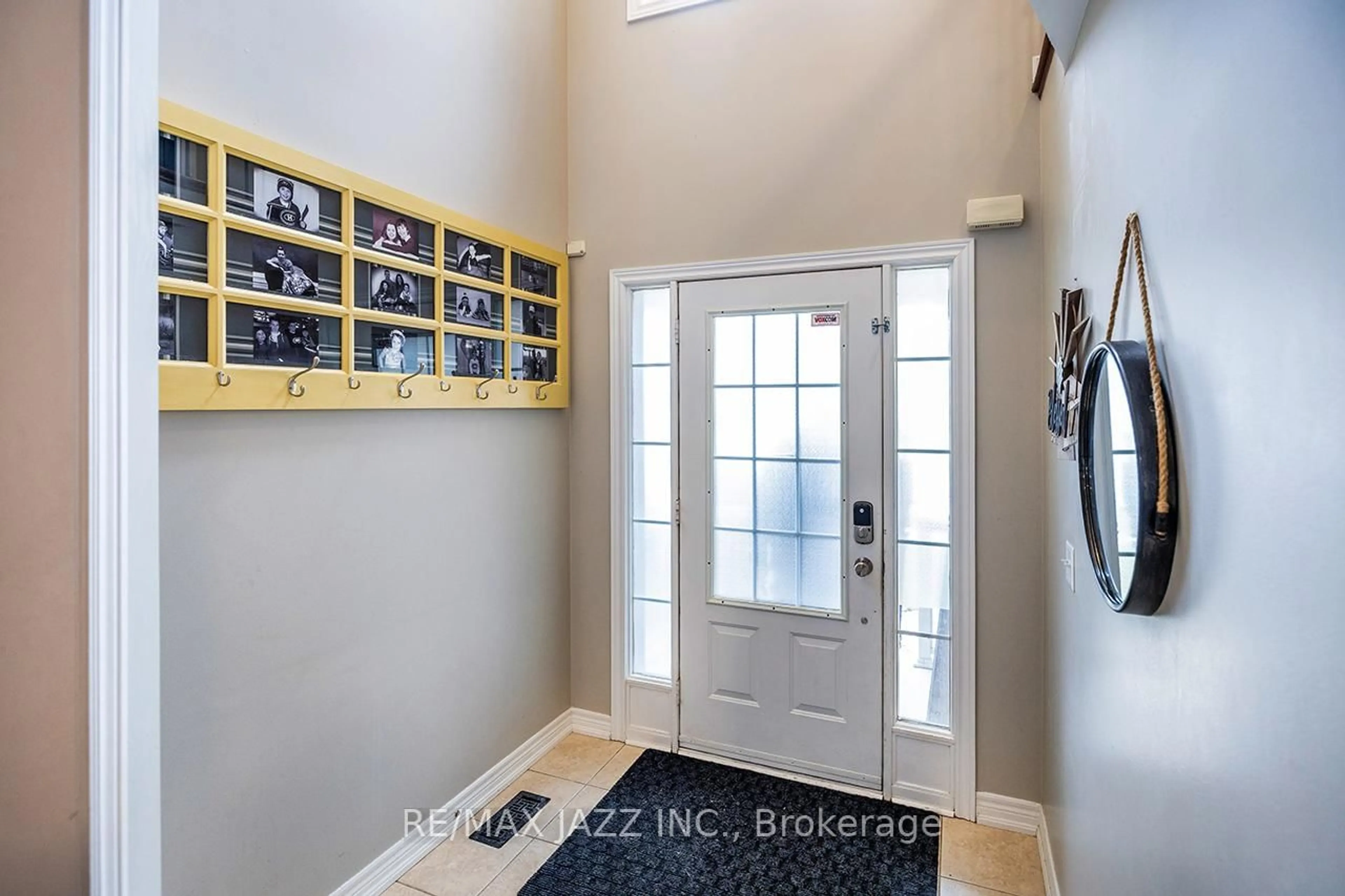 Indoor entryway for 174 Southfield Ave, Clarington Ontario L1E 3K1