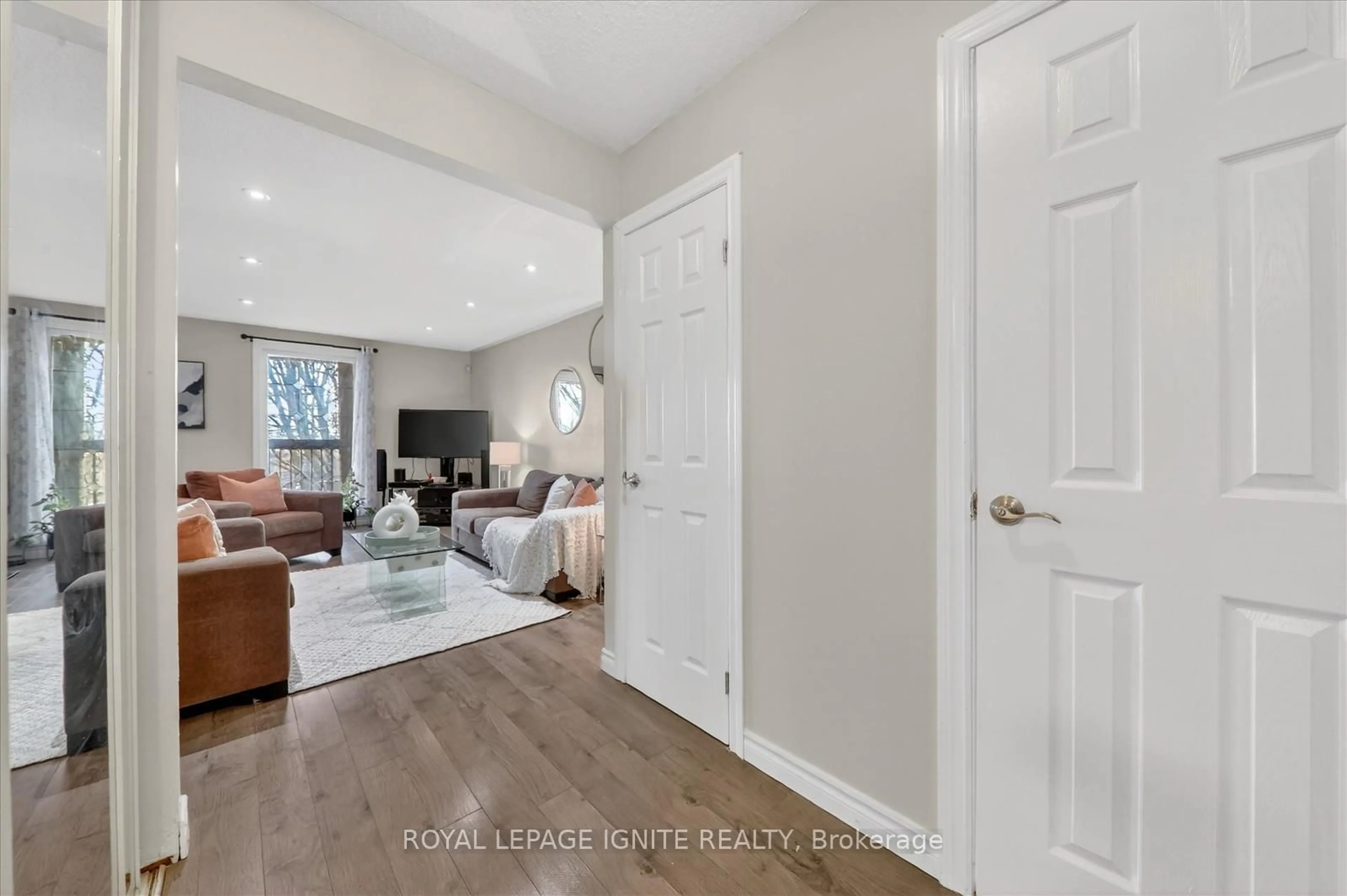 Indoor entryway for 1360 Glenanna Rd #13A, Pickering Ontario L1V 2T5