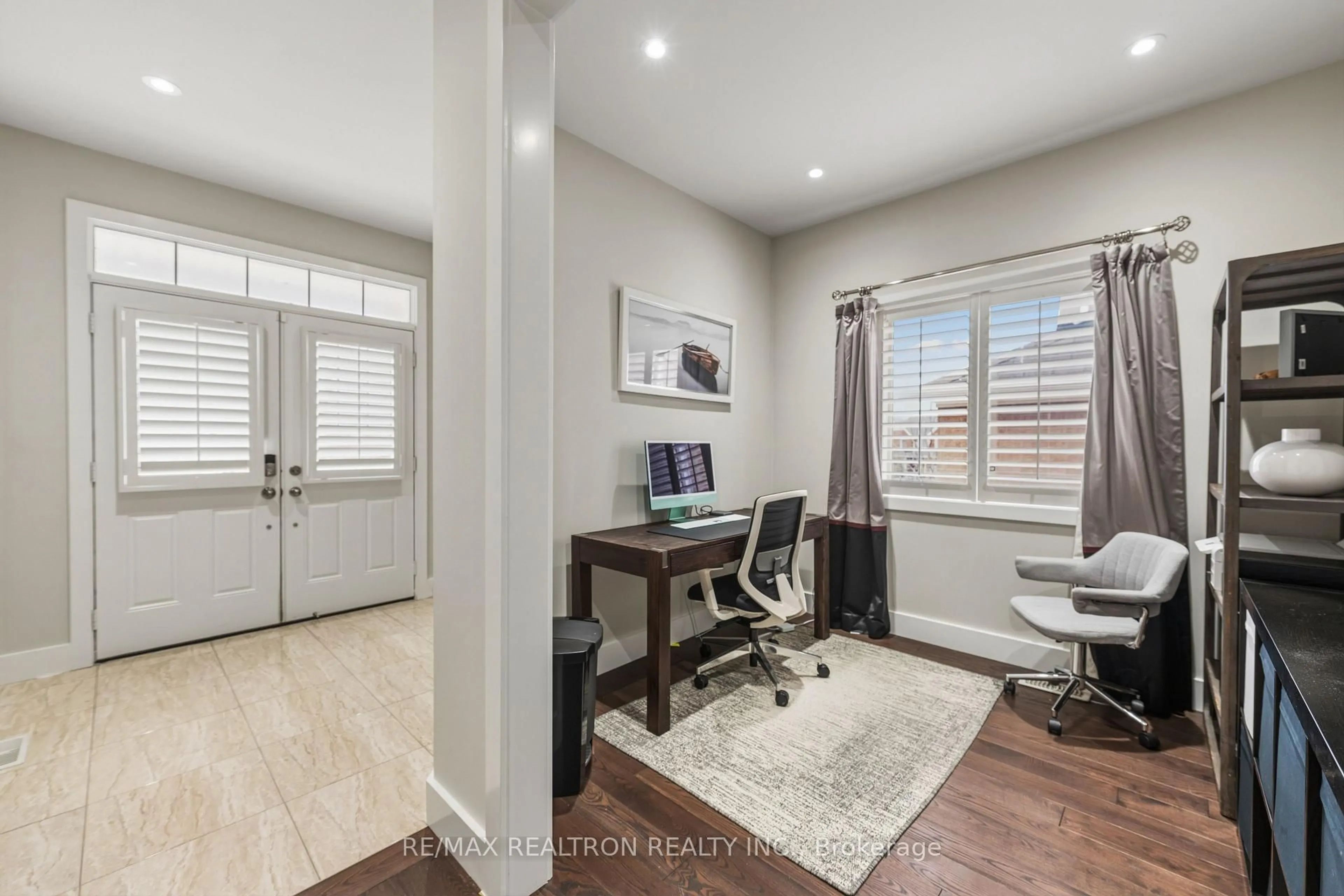 Indoor entryway for 1747 Goldsmith Dr, Oshawa Ontario L1K 0R3