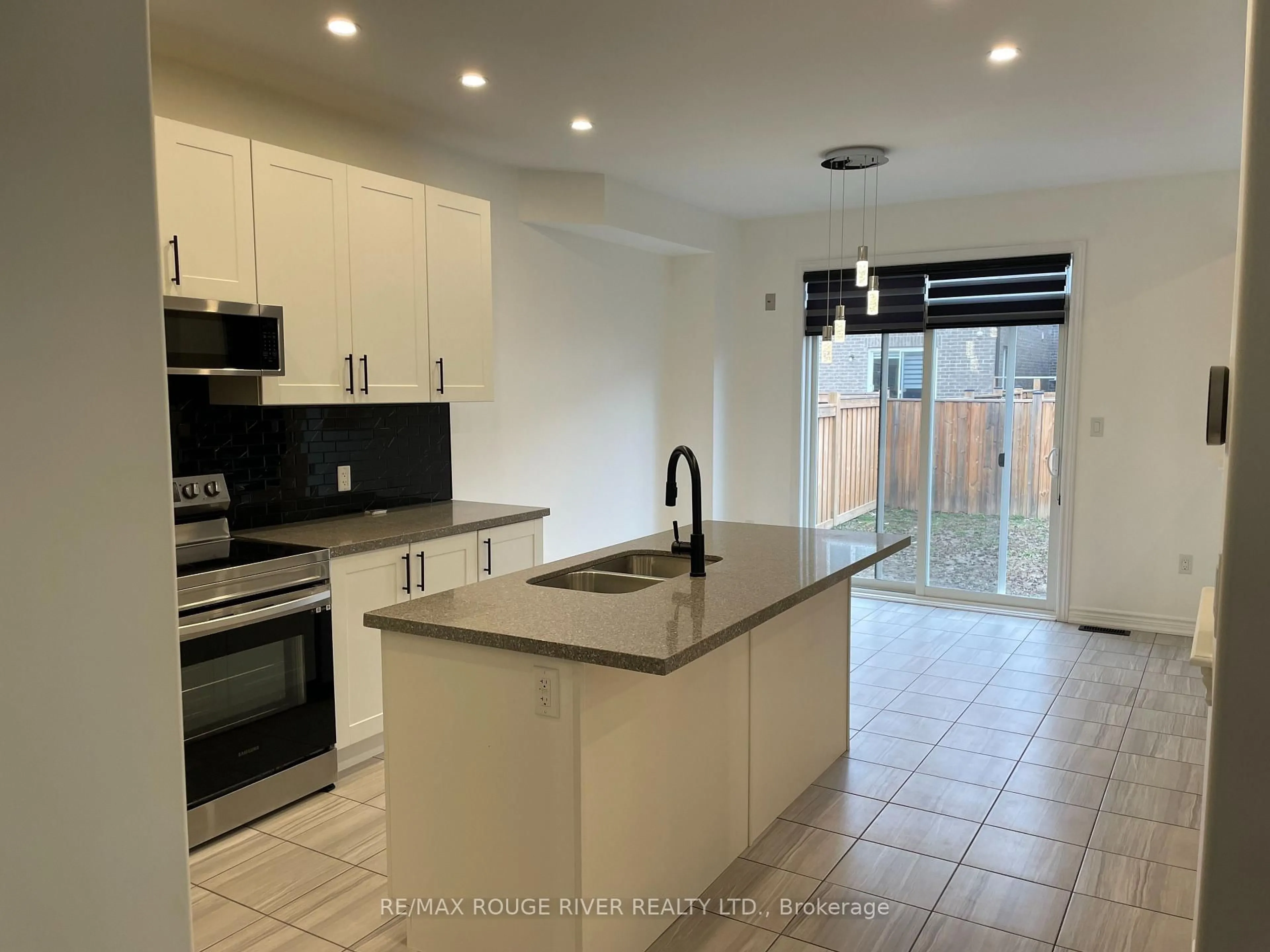 Open concept kitchen, ceramic/tile floor for 10 Moses Cres, Clarington Ontario L1C 0T7