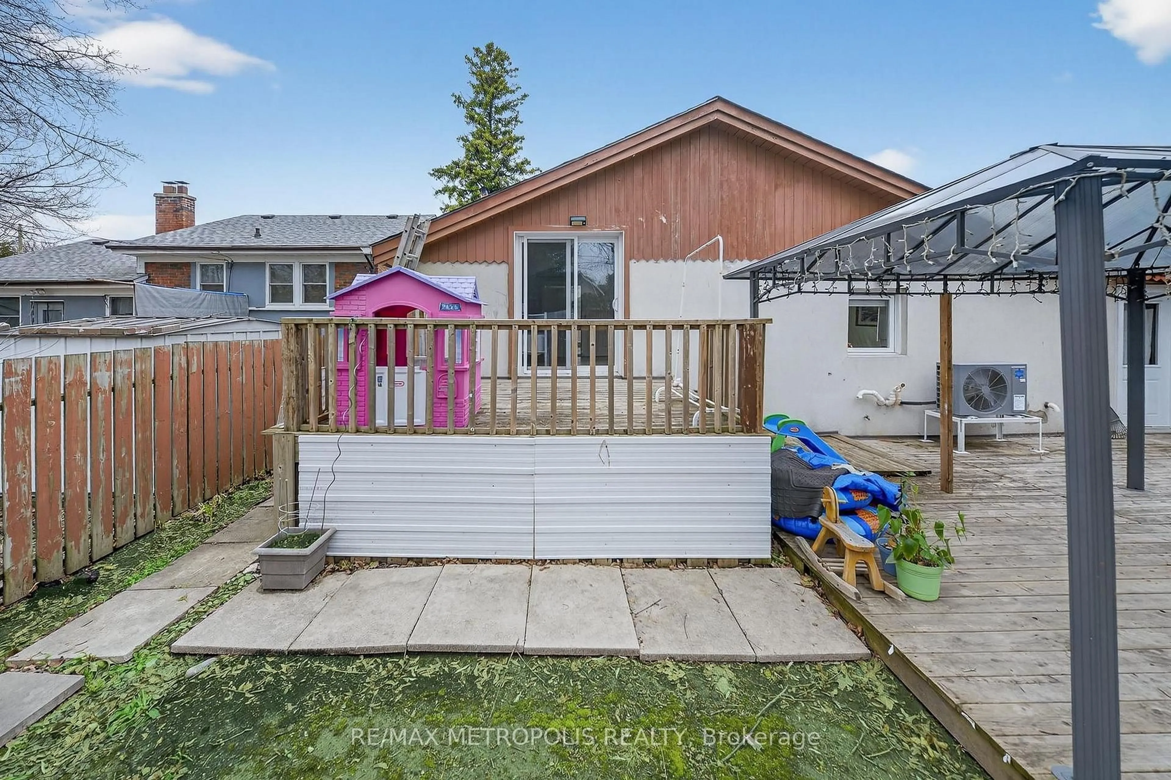 Patio, street for 91 Ellendale Dr, Toronto Ontario M1P 1N7