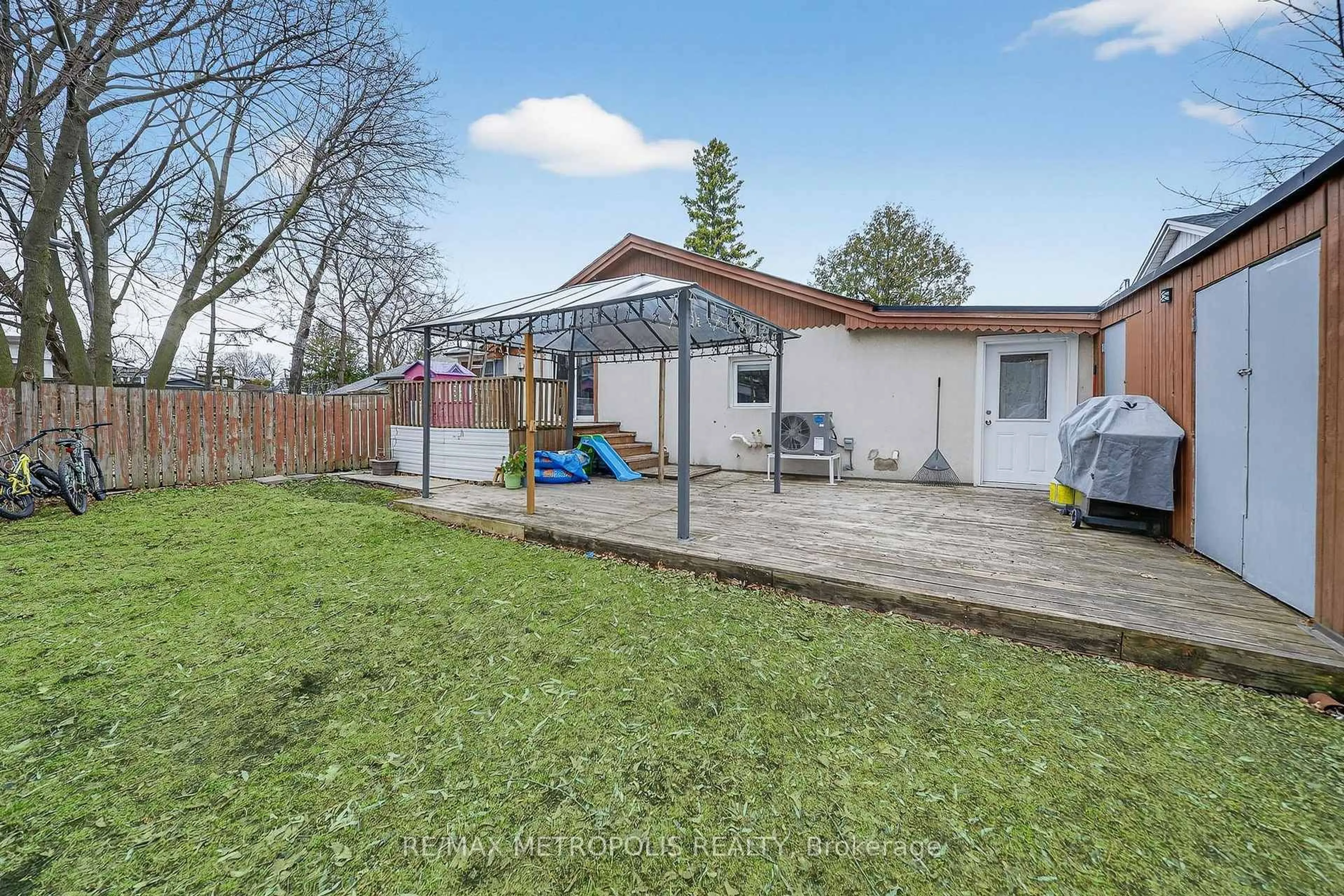 A pic from outside/outdoor area/front of a property/back of a property/a pic from drone, street for 91 Ellendale Dr, Toronto Ontario M1P 1N7