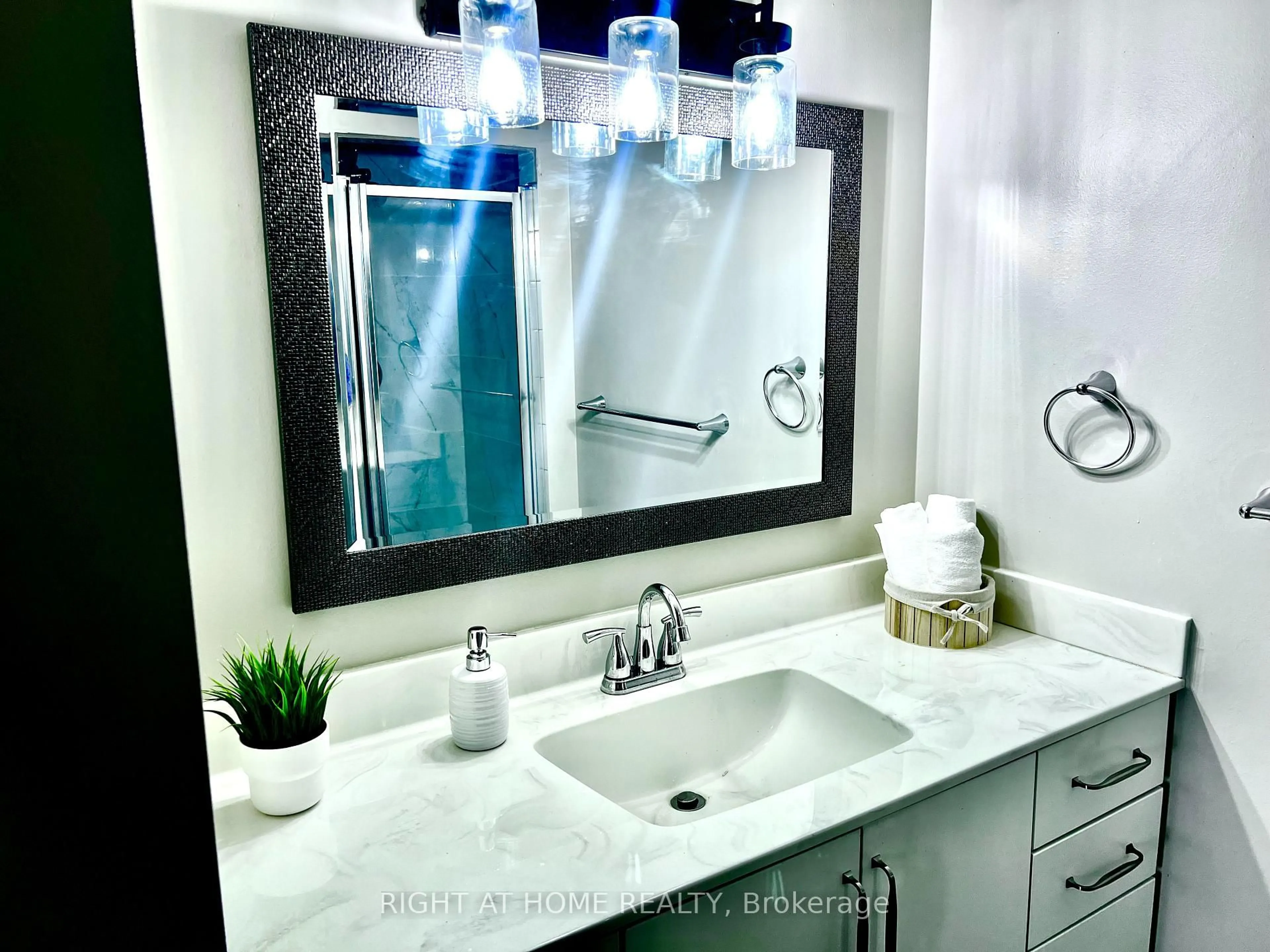 Contemporary bathroom, ceramic/tile floor for 90 Dale Ave #706, Toronto Ontario M1J 3N4