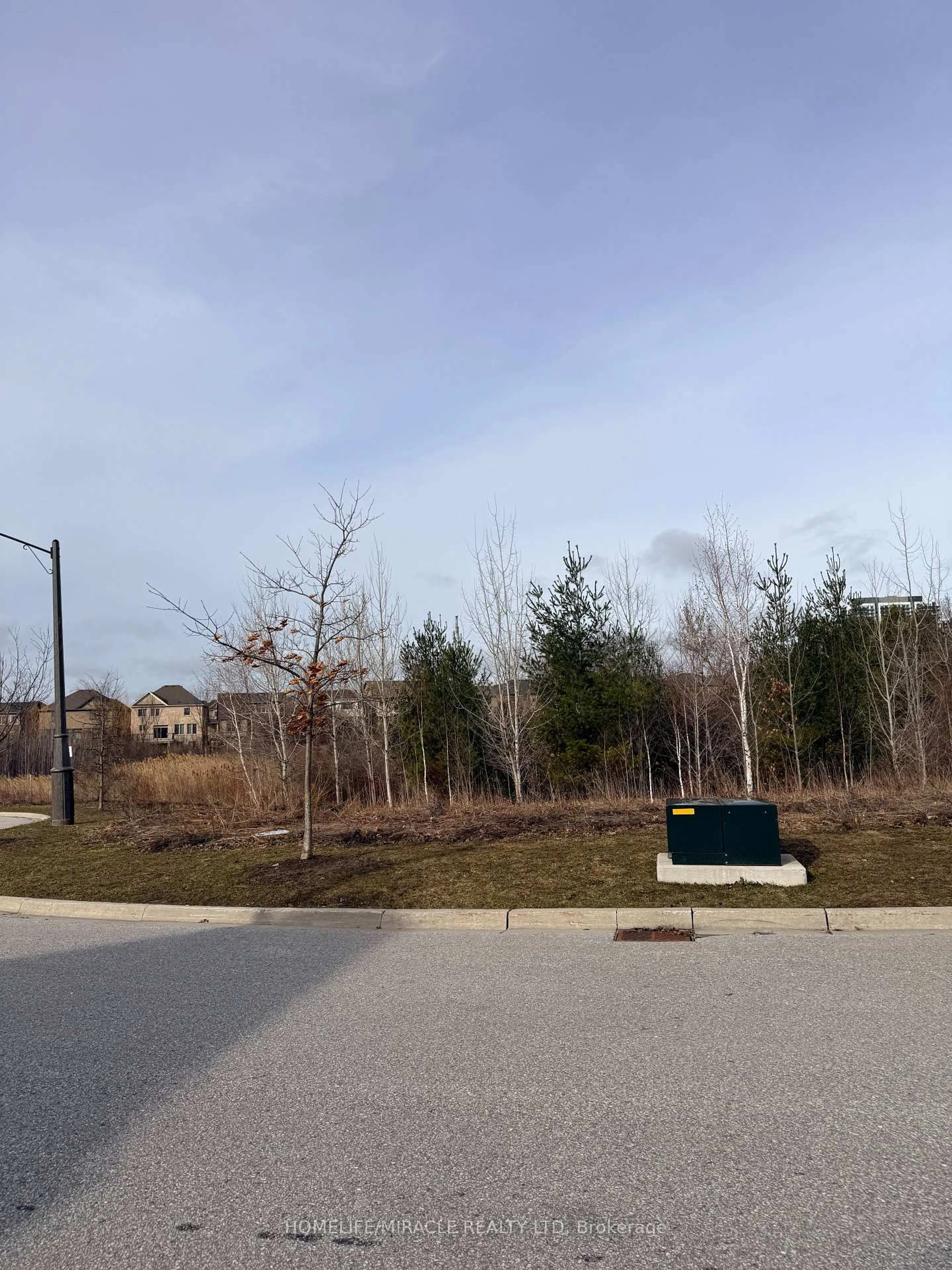 Blurry image for 300 Symington Crt, Oshawa Ontario L1L 0J9