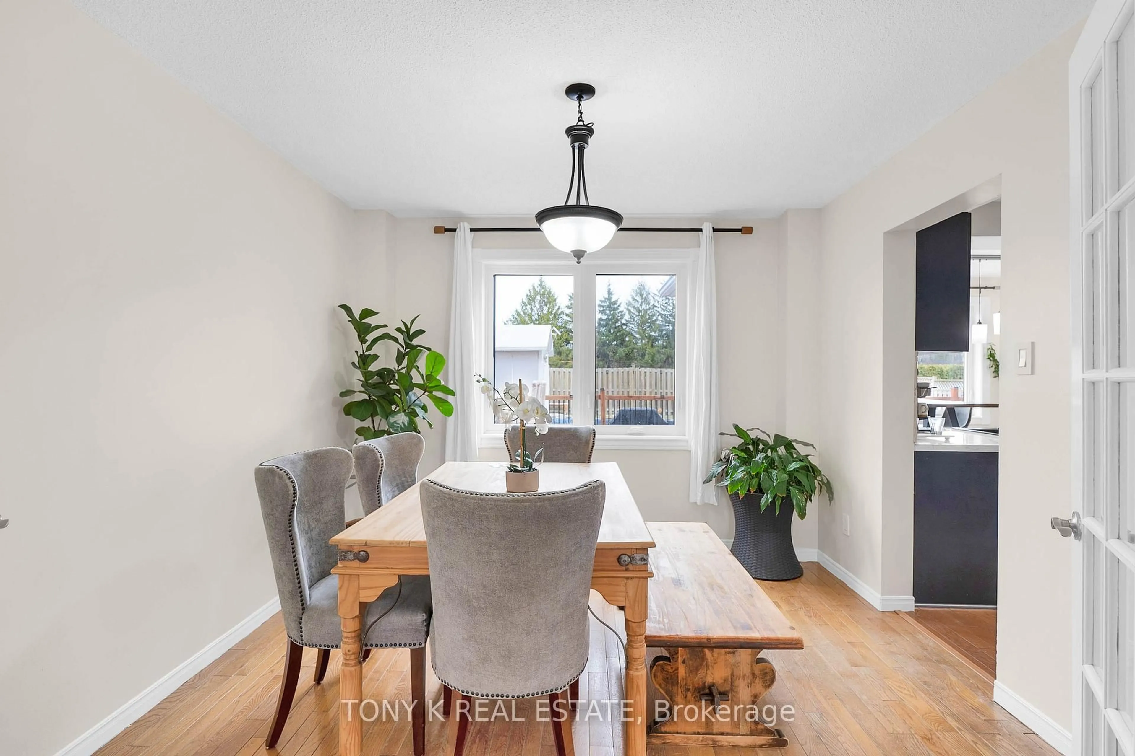 Dining room, wood/laminate floor for 27 Ingleborough Dr, Whitby Ontario L1N 8J9