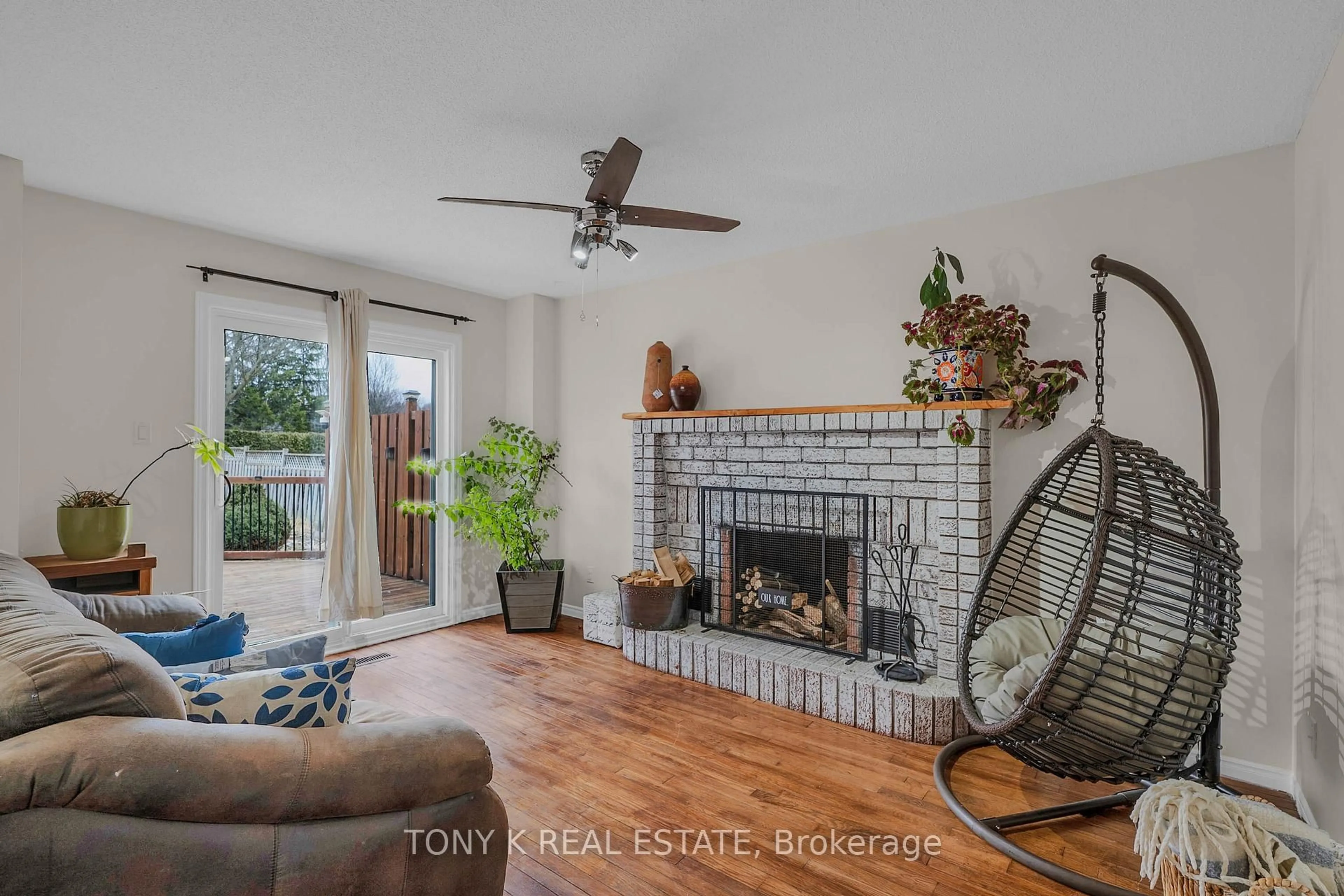 Living room with furniture, unknown for 27 Ingleborough Dr, Whitby Ontario L1N 8J9