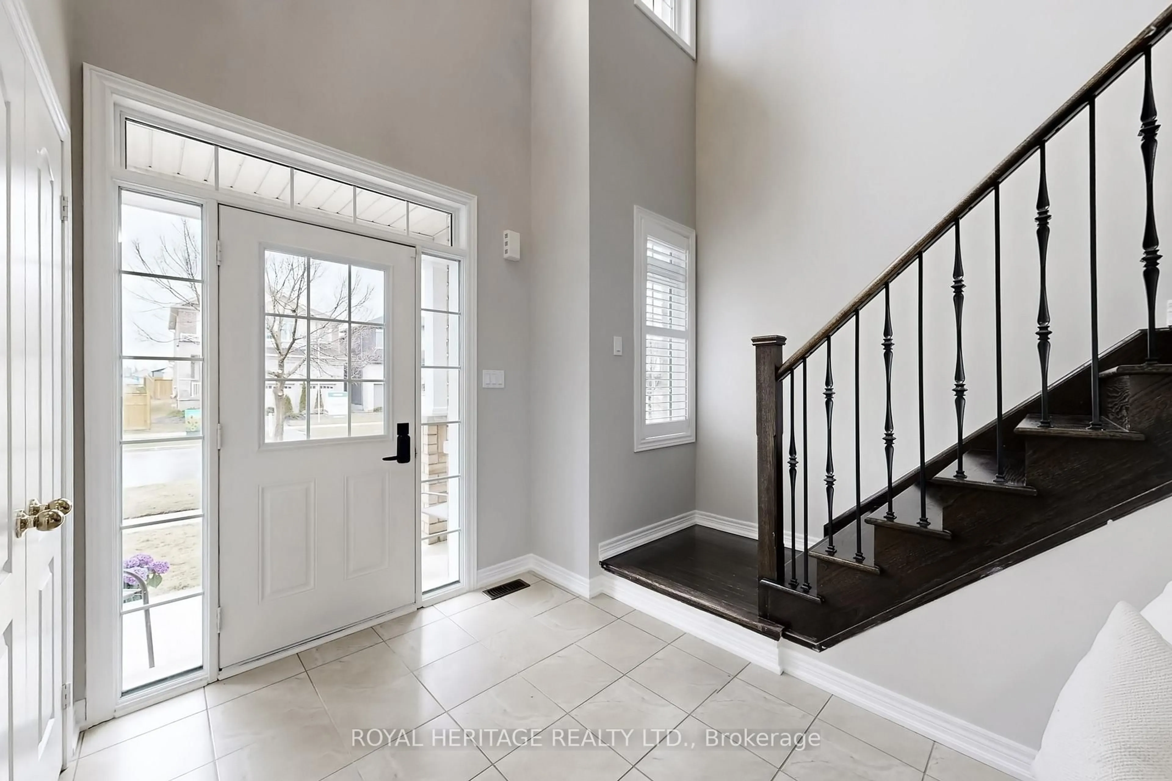 Indoor entryway for 115 Grady Dr, Clarington Ontario L1B 0C6