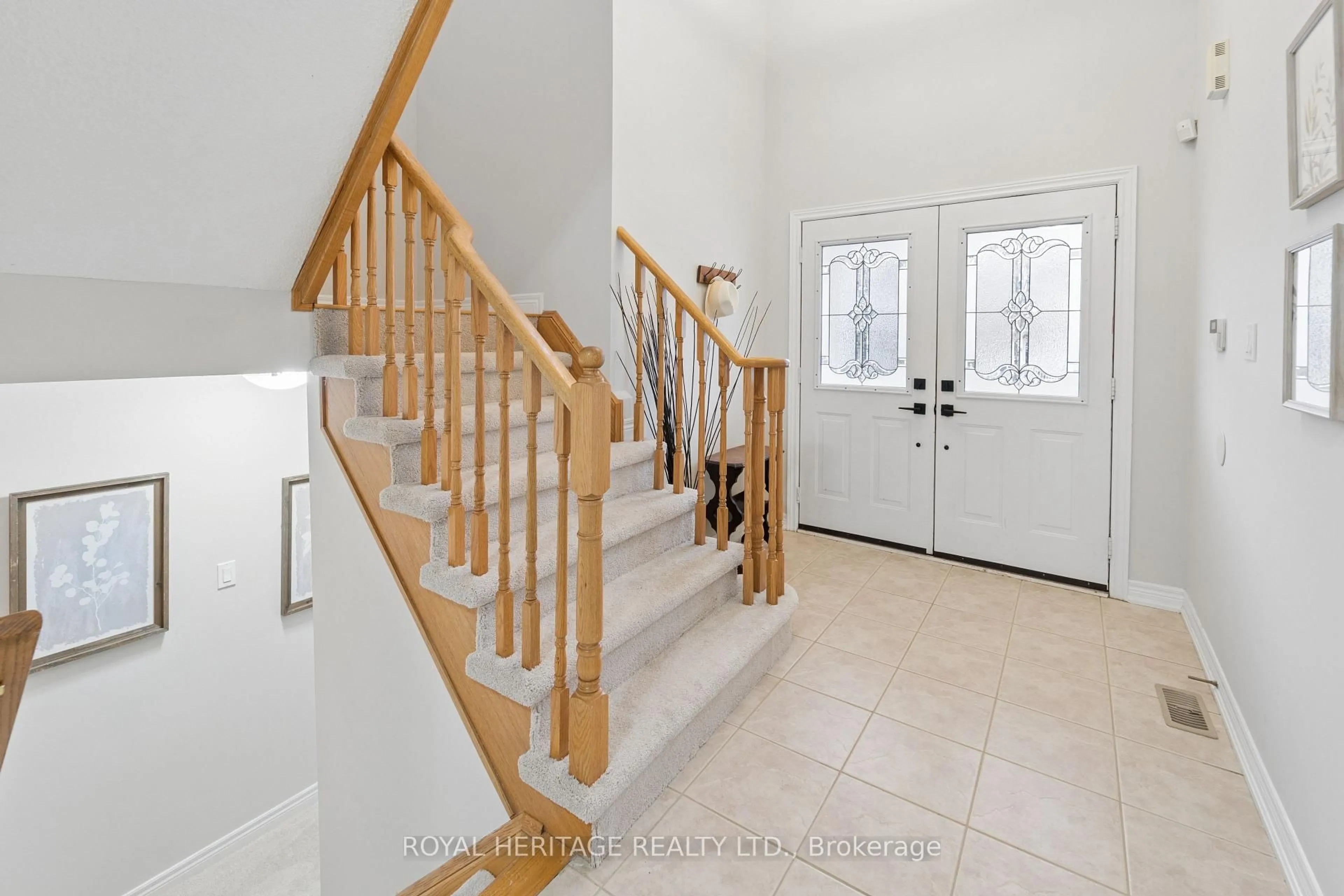 Indoor foyer for 44 Cranborne Cres, Whitby Ontario L1M 2M1