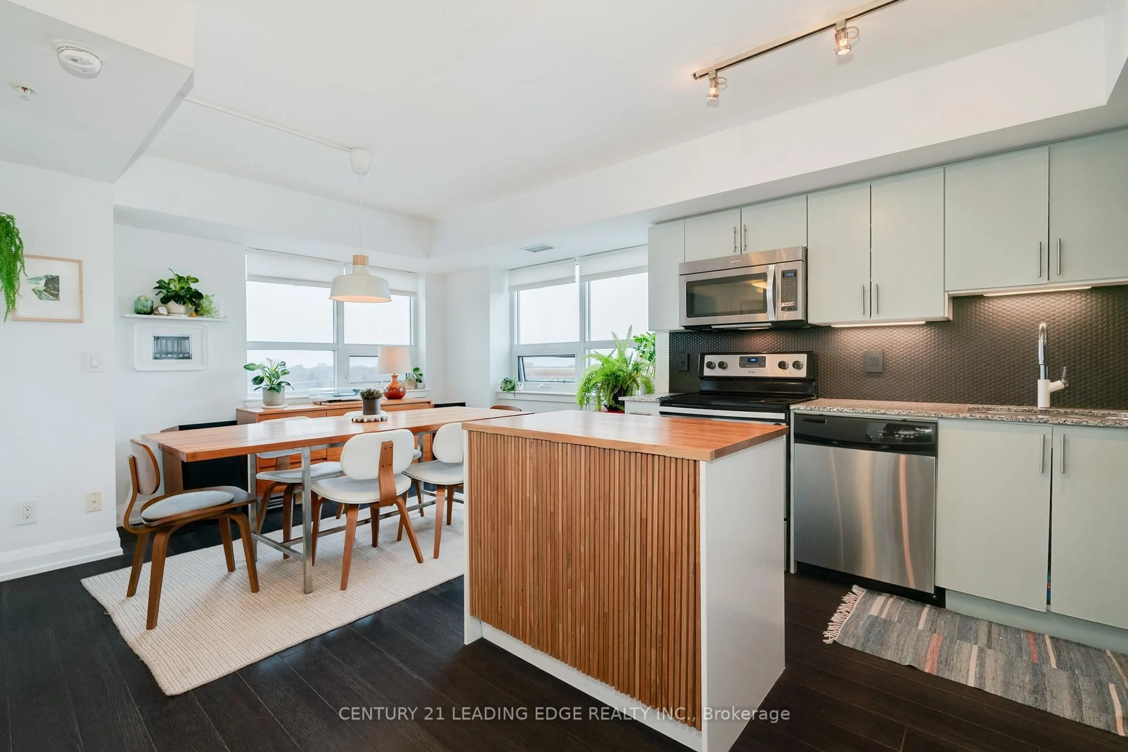 Open concept kitchen, wood/laminate floor for 3520 Danforth Ave #611, Toronto Ontario M1L 1E5