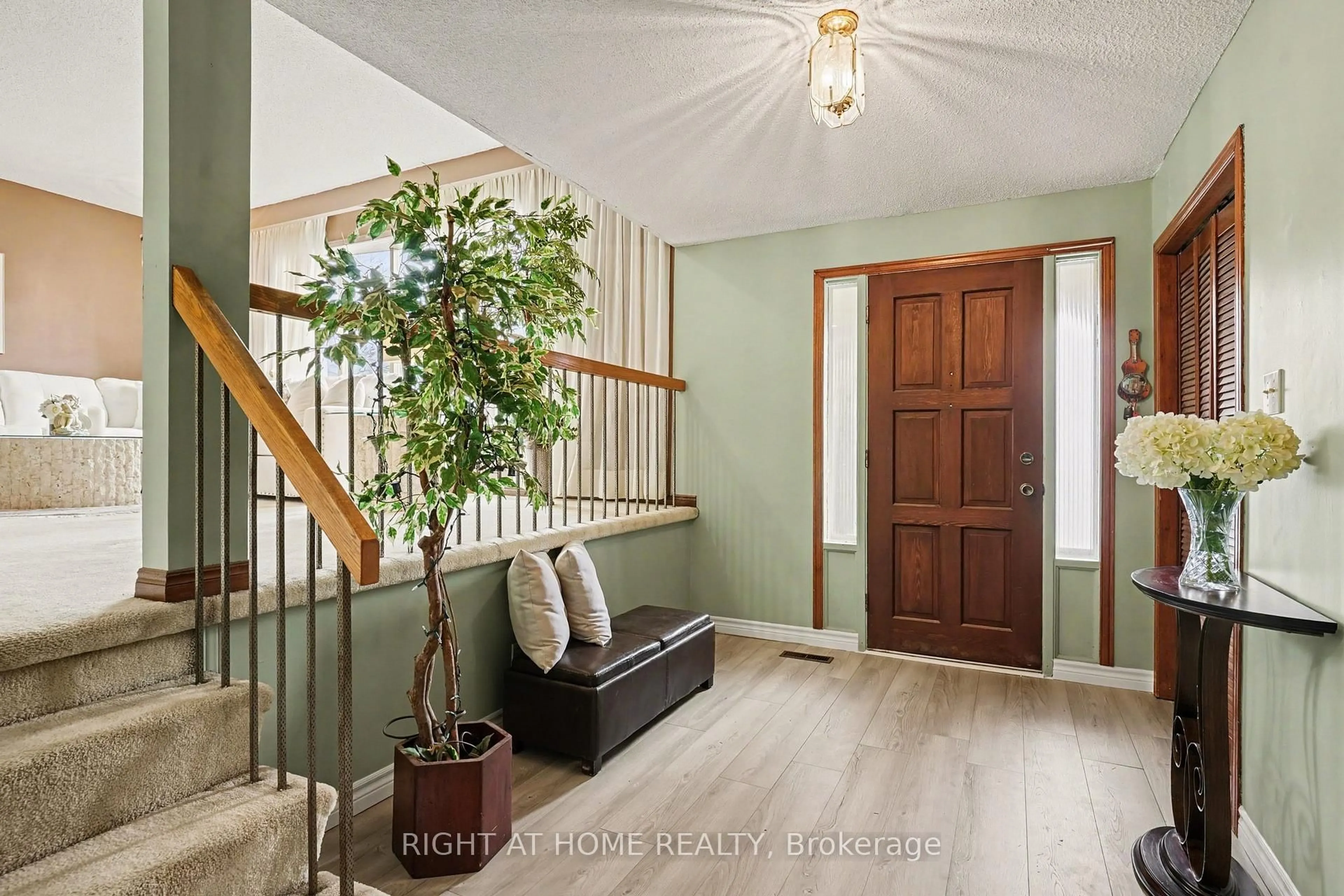 Indoor entryway for 4 Falcon Crt, Whitby Ontario L1N 6V5