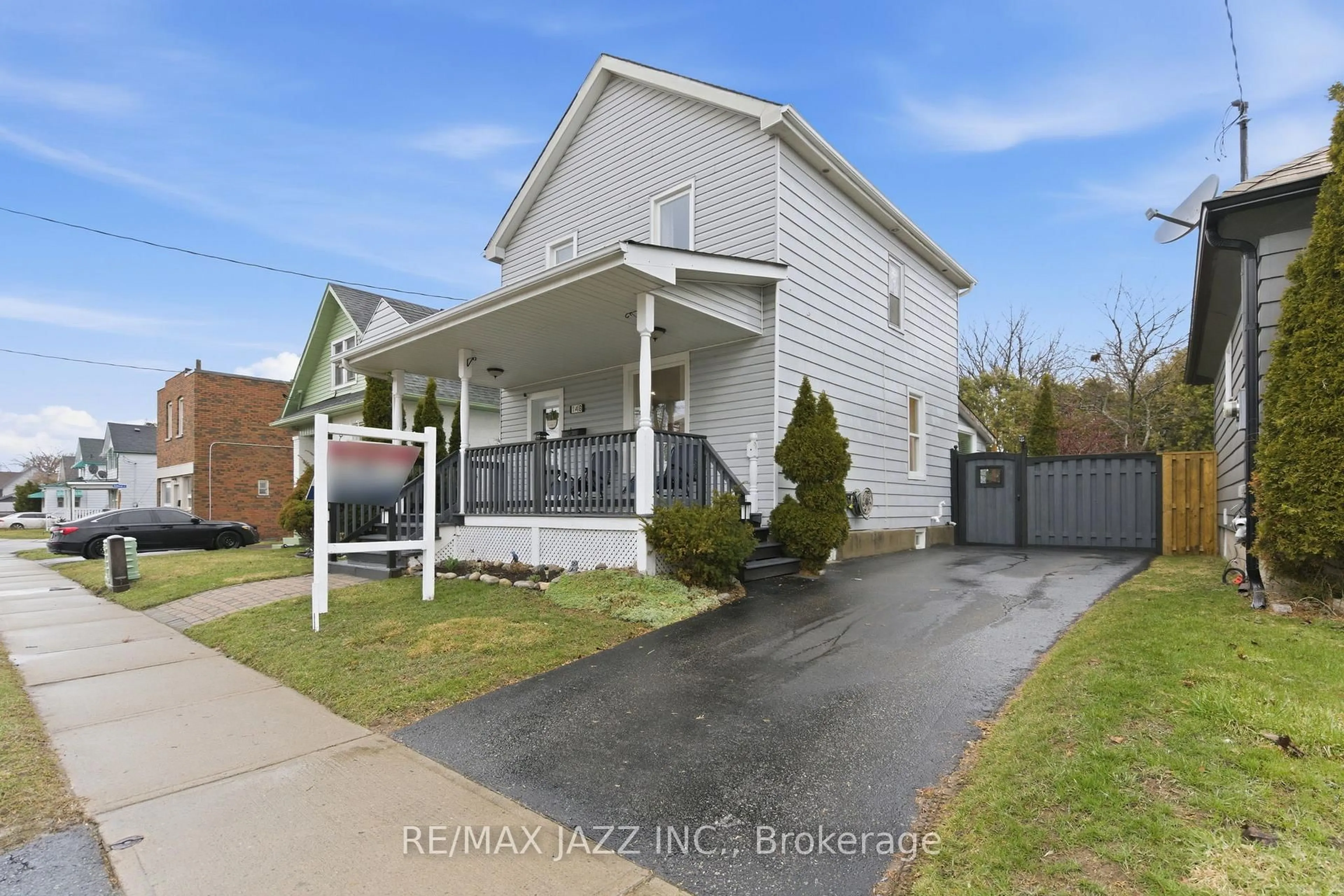 A pic from outside/outdoor area/front of a property/back of a property/a pic from drone, street for 148 Conant St, Oshawa Ontario L1H 3R8