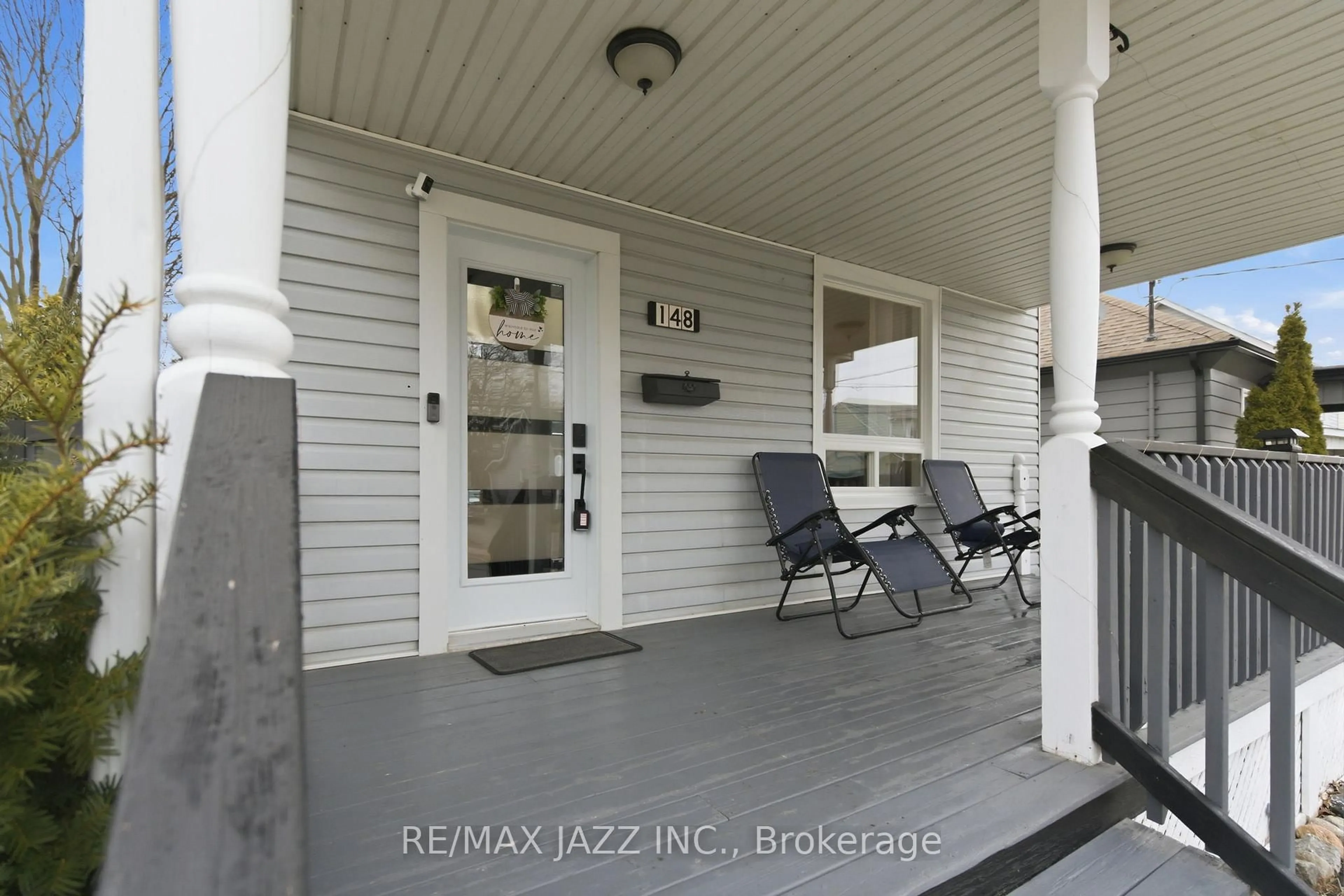 Indoor entryway for 148 Conant St, Oshawa Ontario L1H 3R8