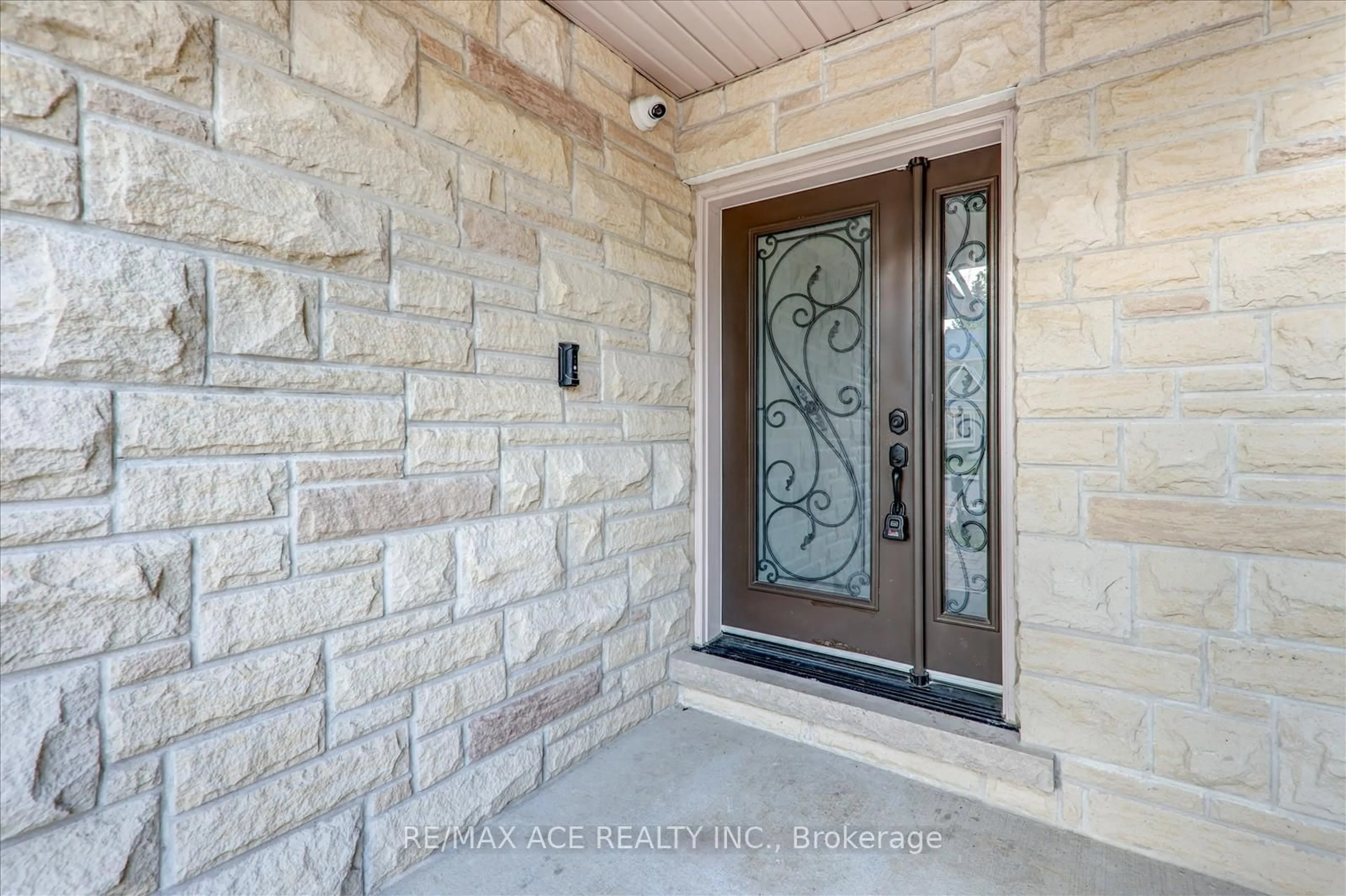 Indoor entryway for 71 Lillington Ave, Toronto Ontario M1N 3K6