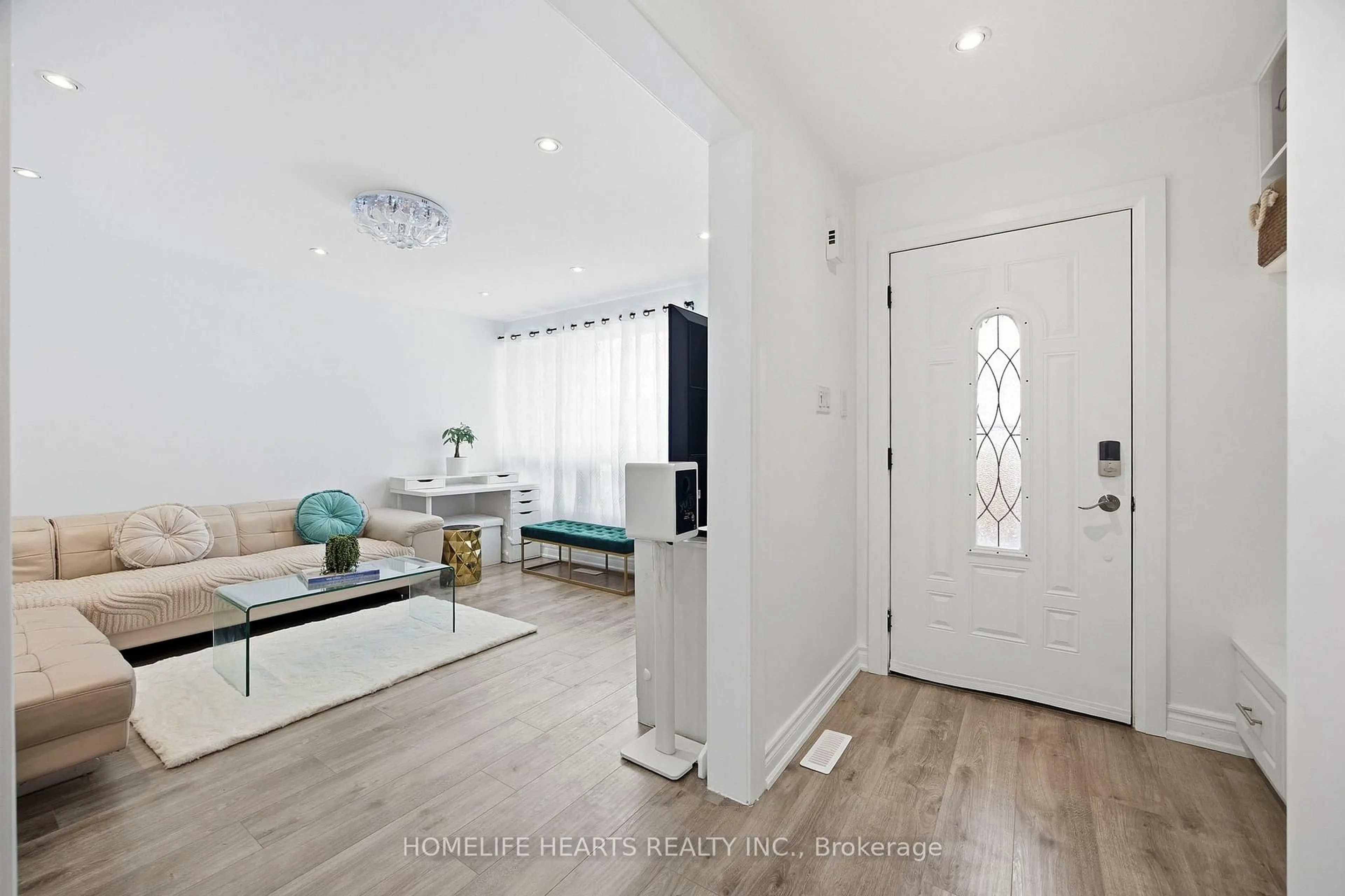 Indoor entryway for 1021 Midland Ave #4, Toronto Ontario M1K 4G7