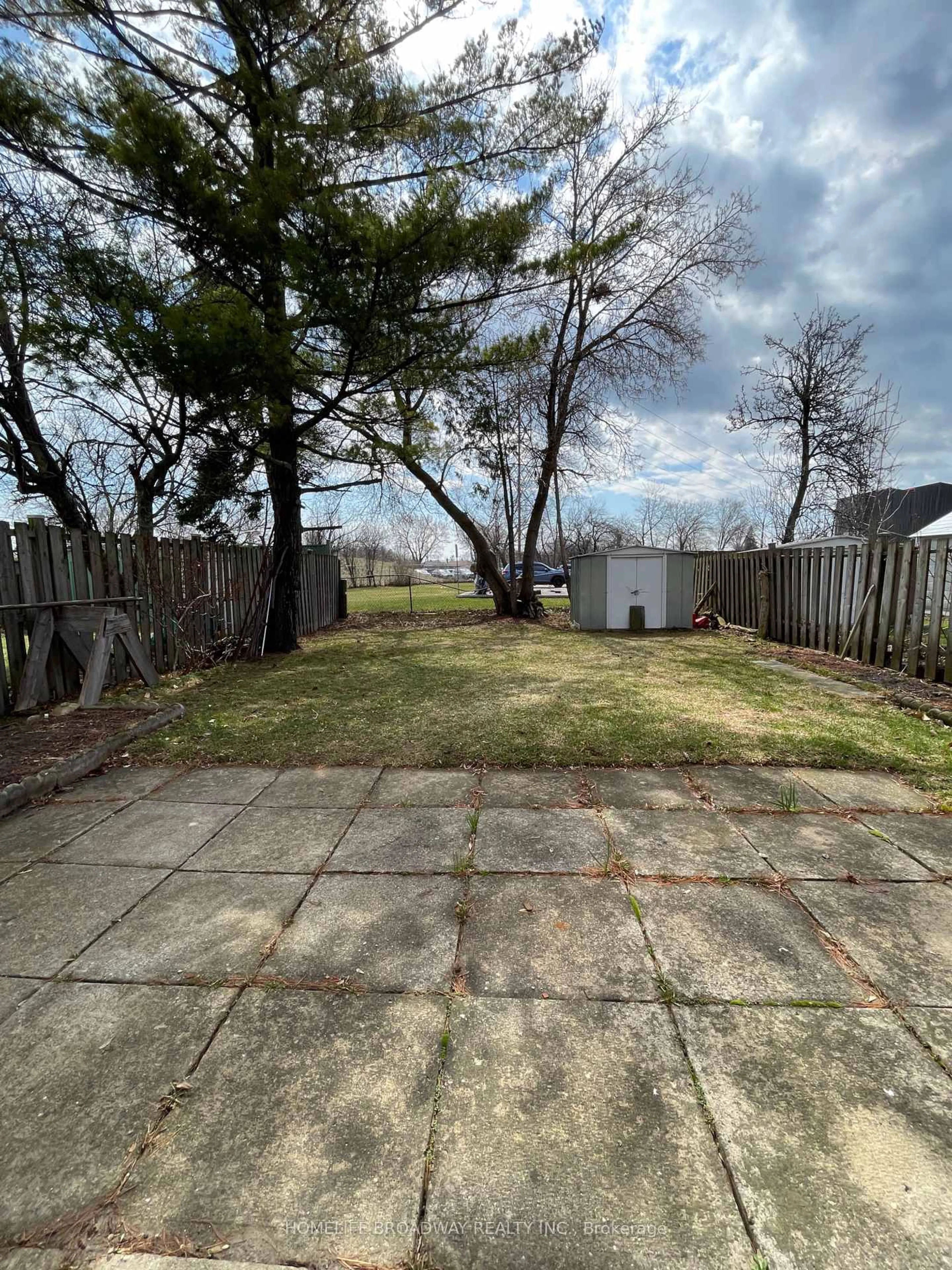 A pic from outside/outdoor area/front of a property/back of a property/a pic from drone, street for 33 Chelwood Rd, Toronto Ontario M1K 2K5