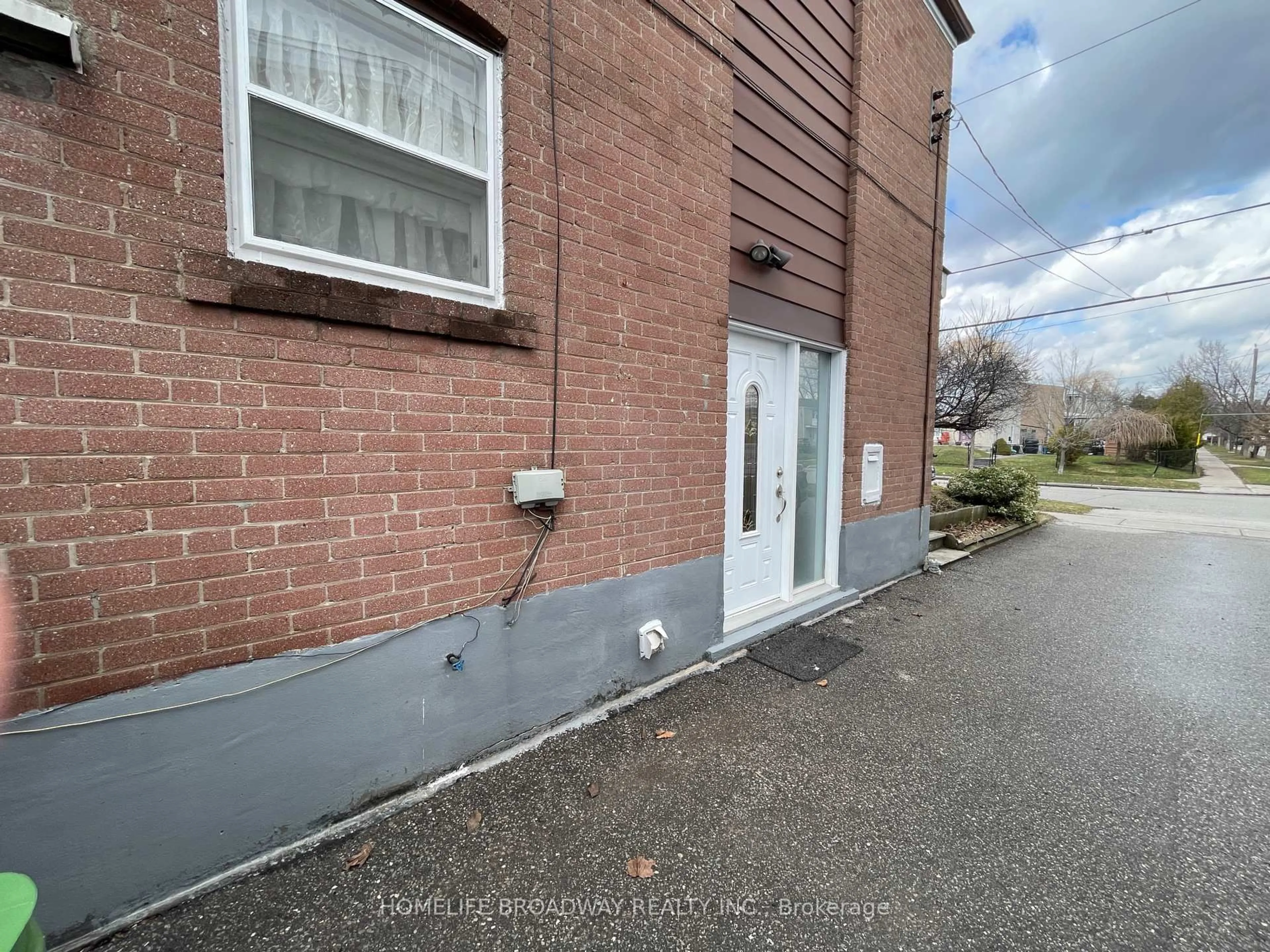 A pic from outside/outdoor area/front of a property/back of a property/a pic from drone, street for 33 Chelwood Rd, Toronto Ontario M1K 2K5