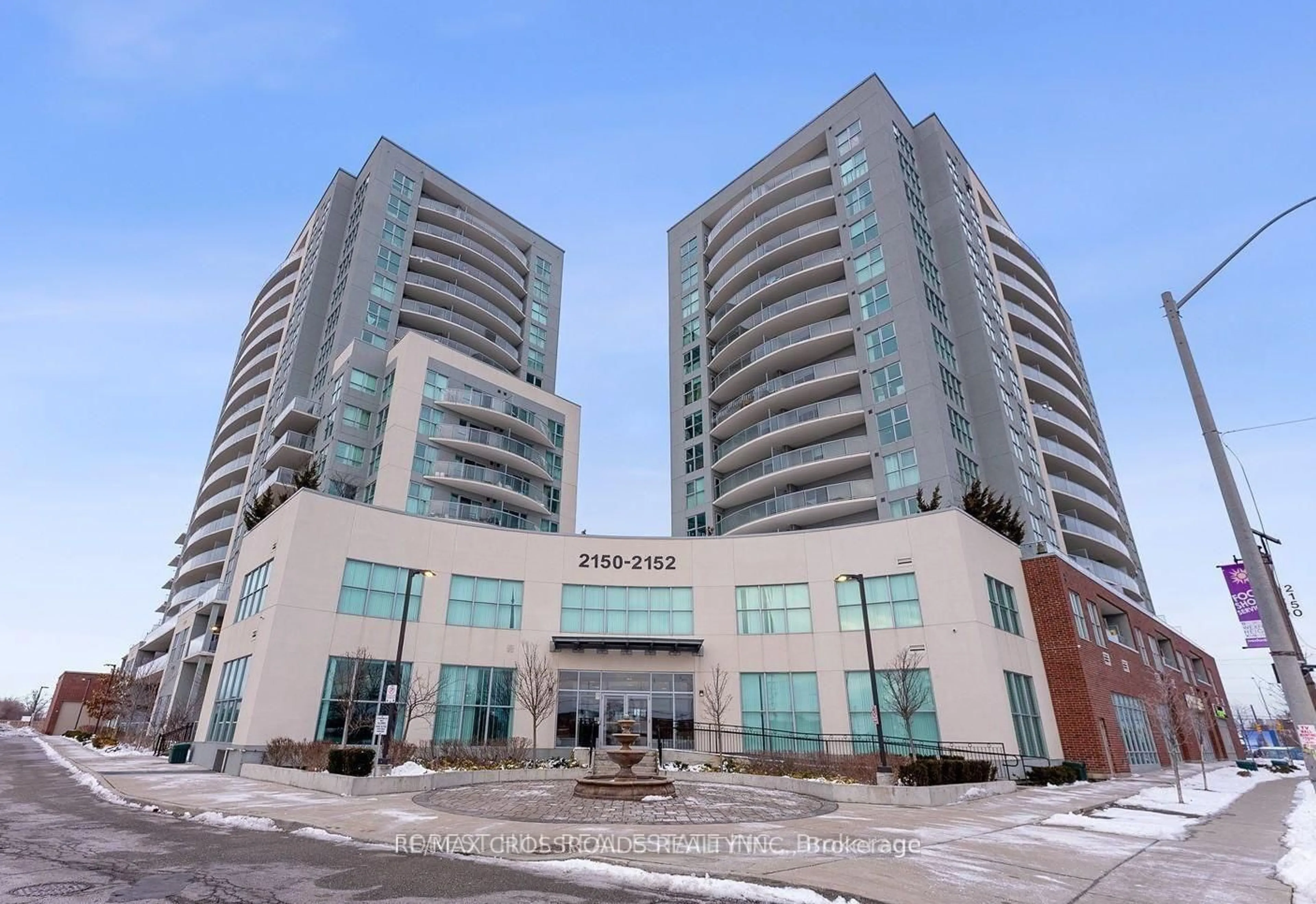 Indoor foyer for 2152 Lawrence Ave #805, Toronto Ontario M1R 0B5