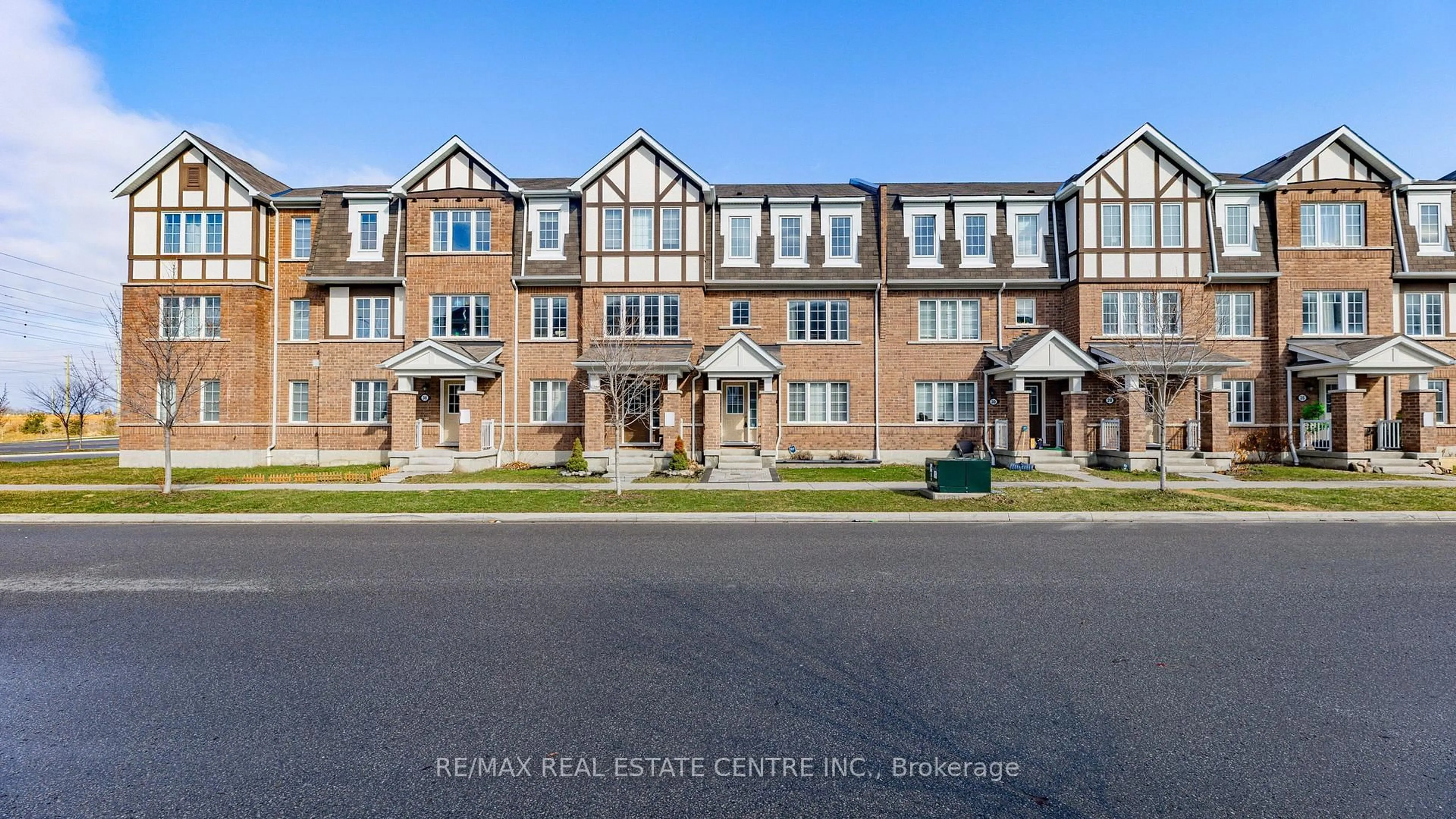 A pic from outside/outdoor area/front of a property/back of a property/a pic from drone, street for 32 Bluegill Cres, Whitby Ontario L1P 0E4