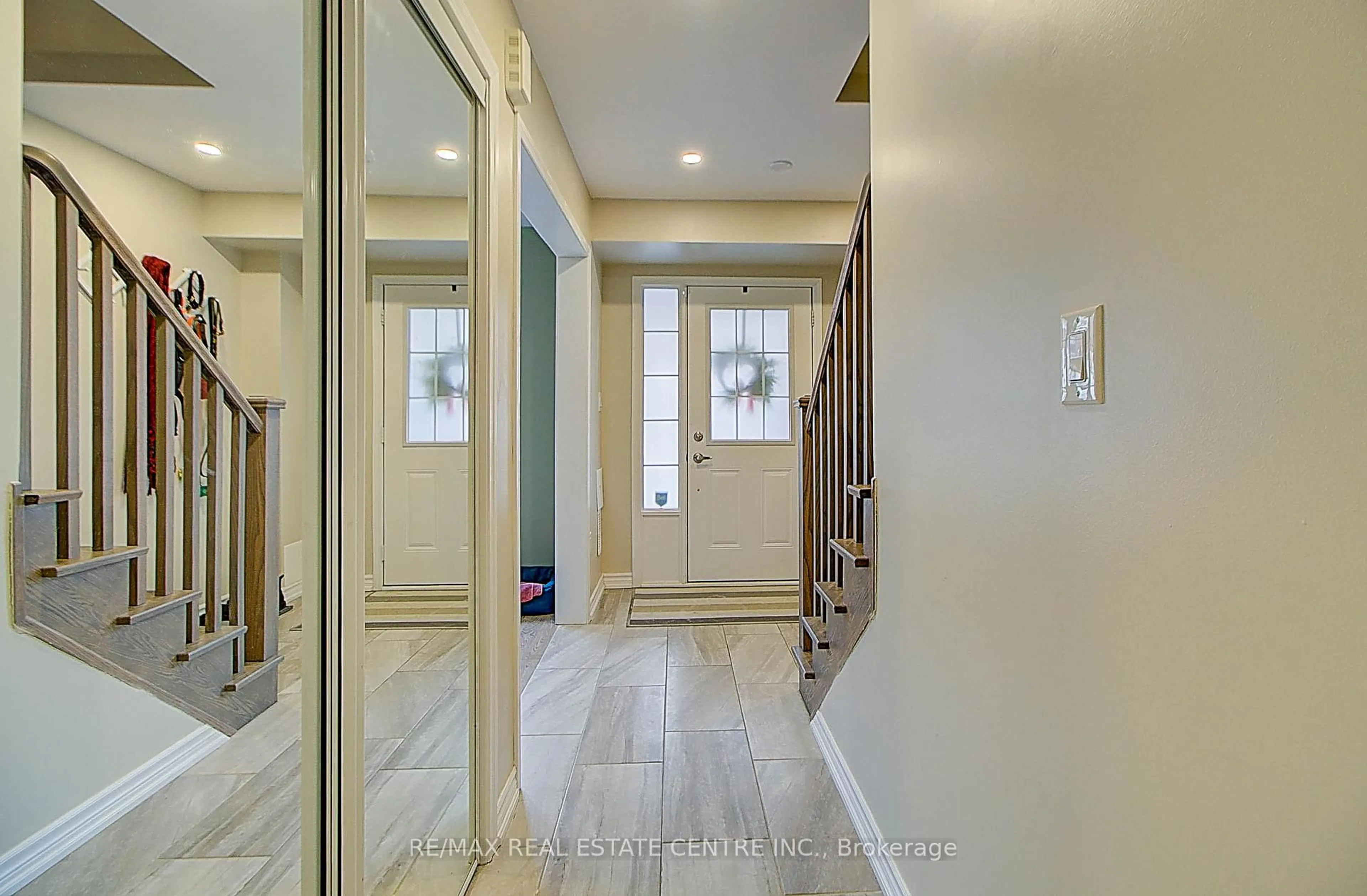 Indoor entryway for 32 Bluegill Cres, Whitby Ontario L1P 0E4