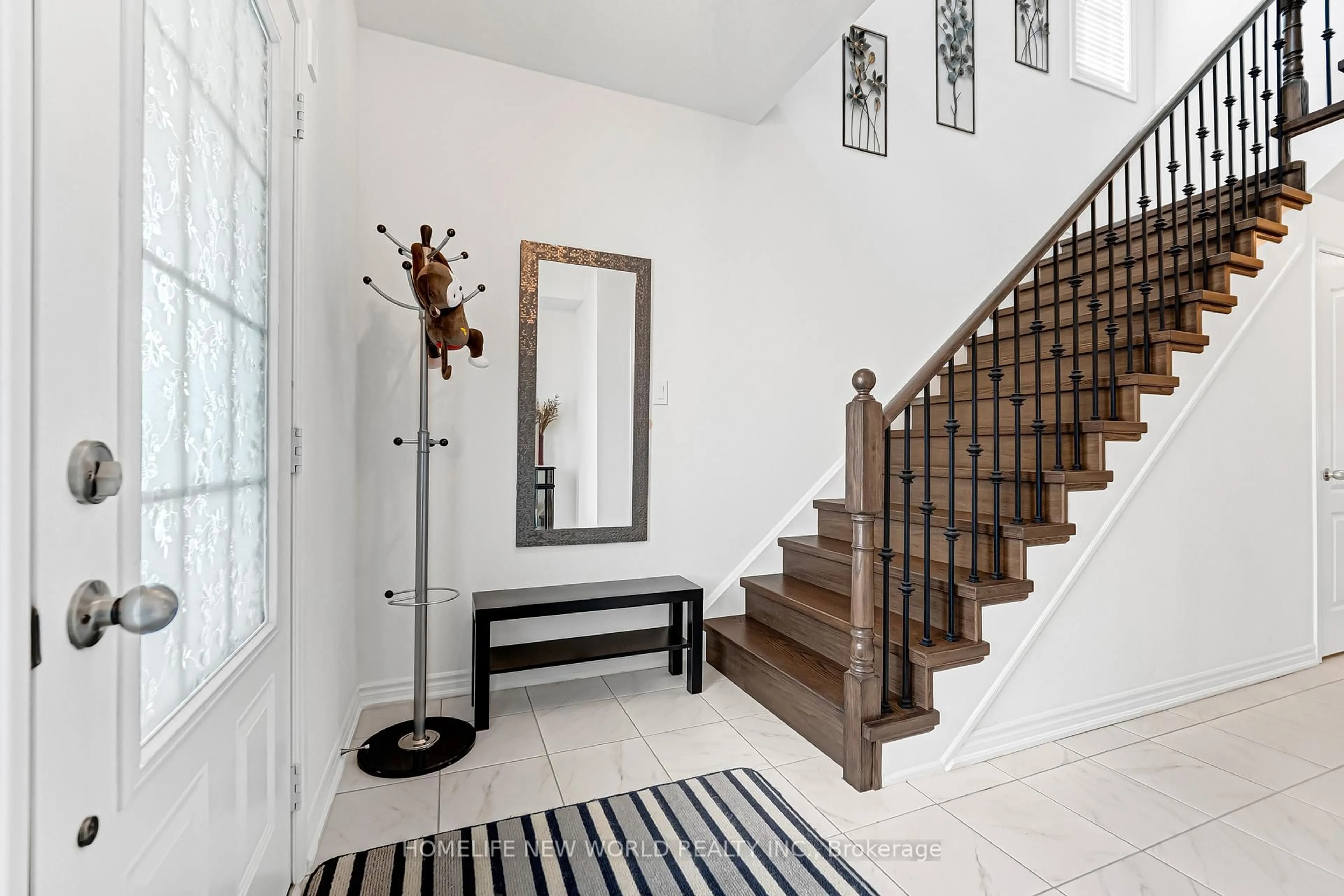 Indoor entryway for 1780 William Lott Dr, Oshawa Ontario L1K 0X8