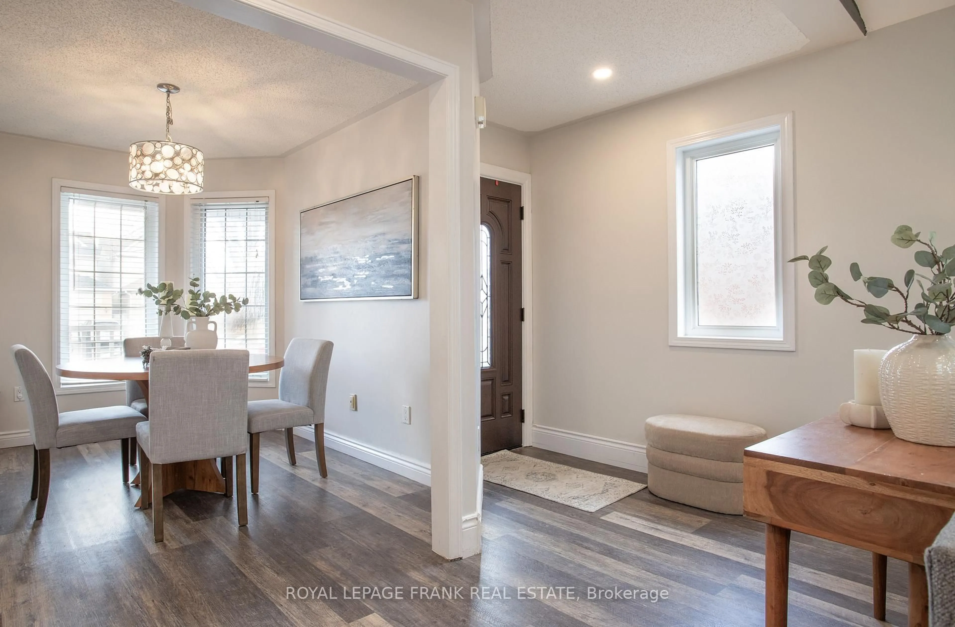 Indoor entryway for 35 Dale Park Dr, Clarington Ontario L1E 2Z4