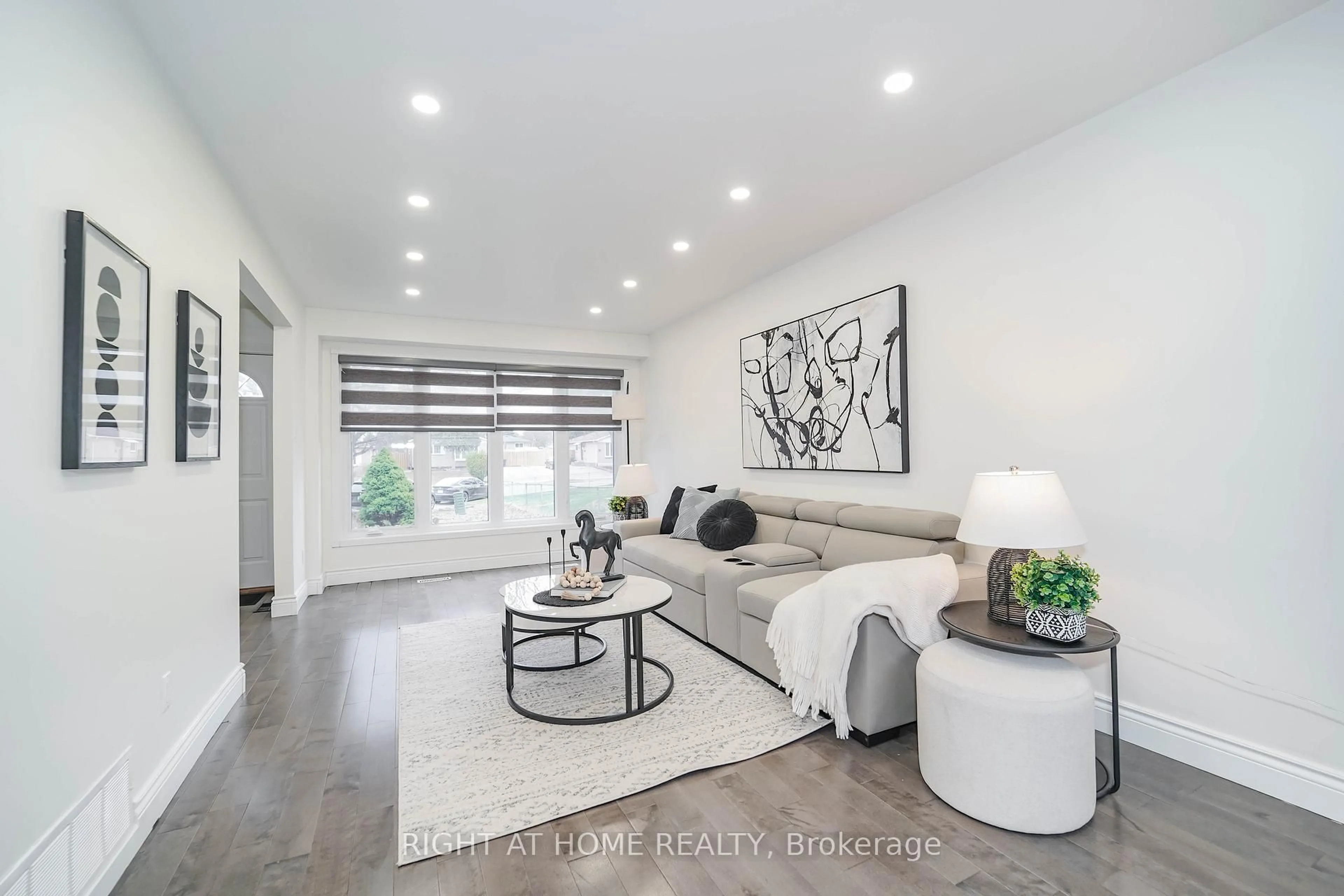 Living room with furniture, unknown for 35 Tillbrook Crt, Toronto Ontario M1B 1N5